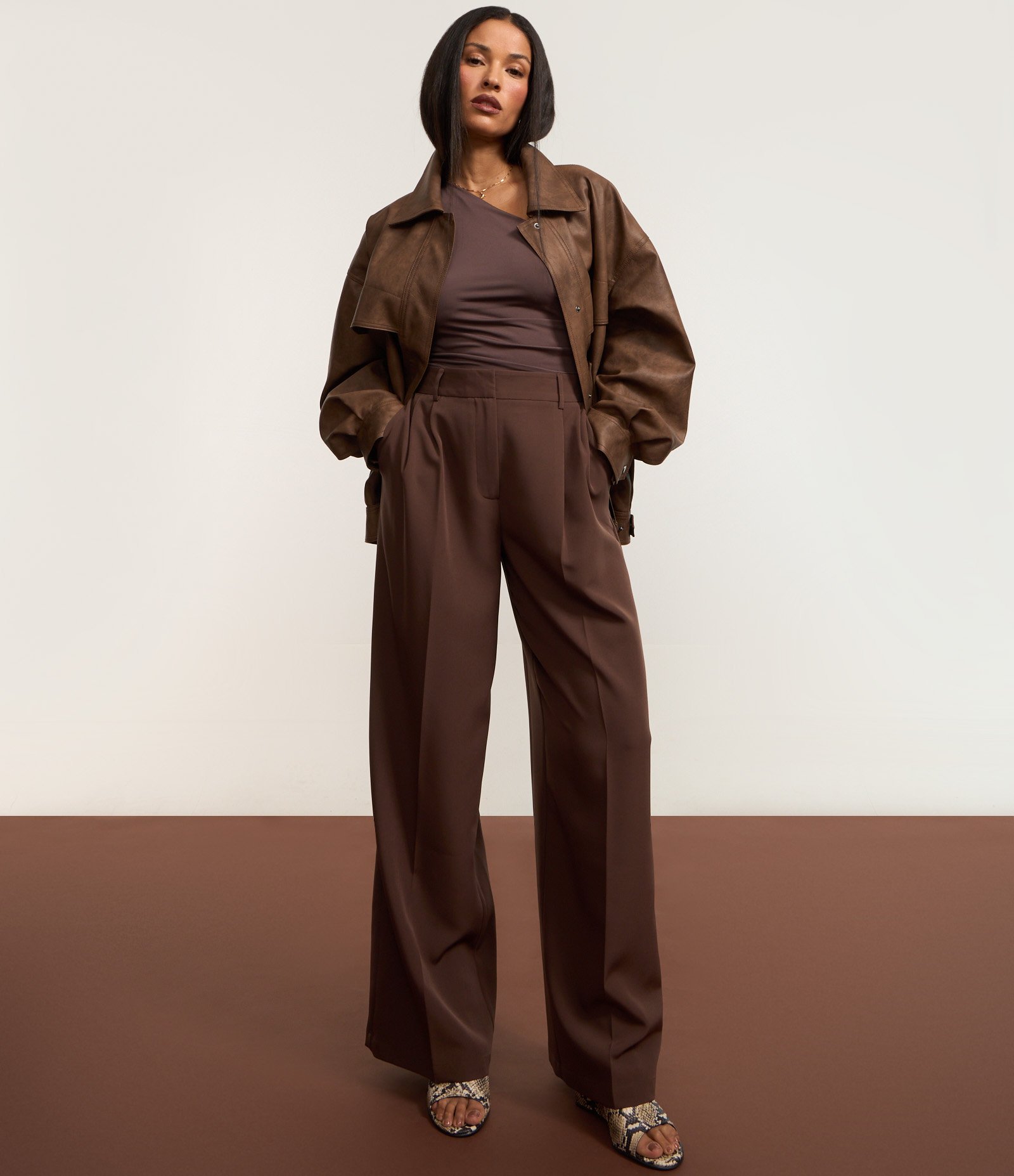 Calça Pantalona com Corte Alfaiatado e Pregas Marrom 5