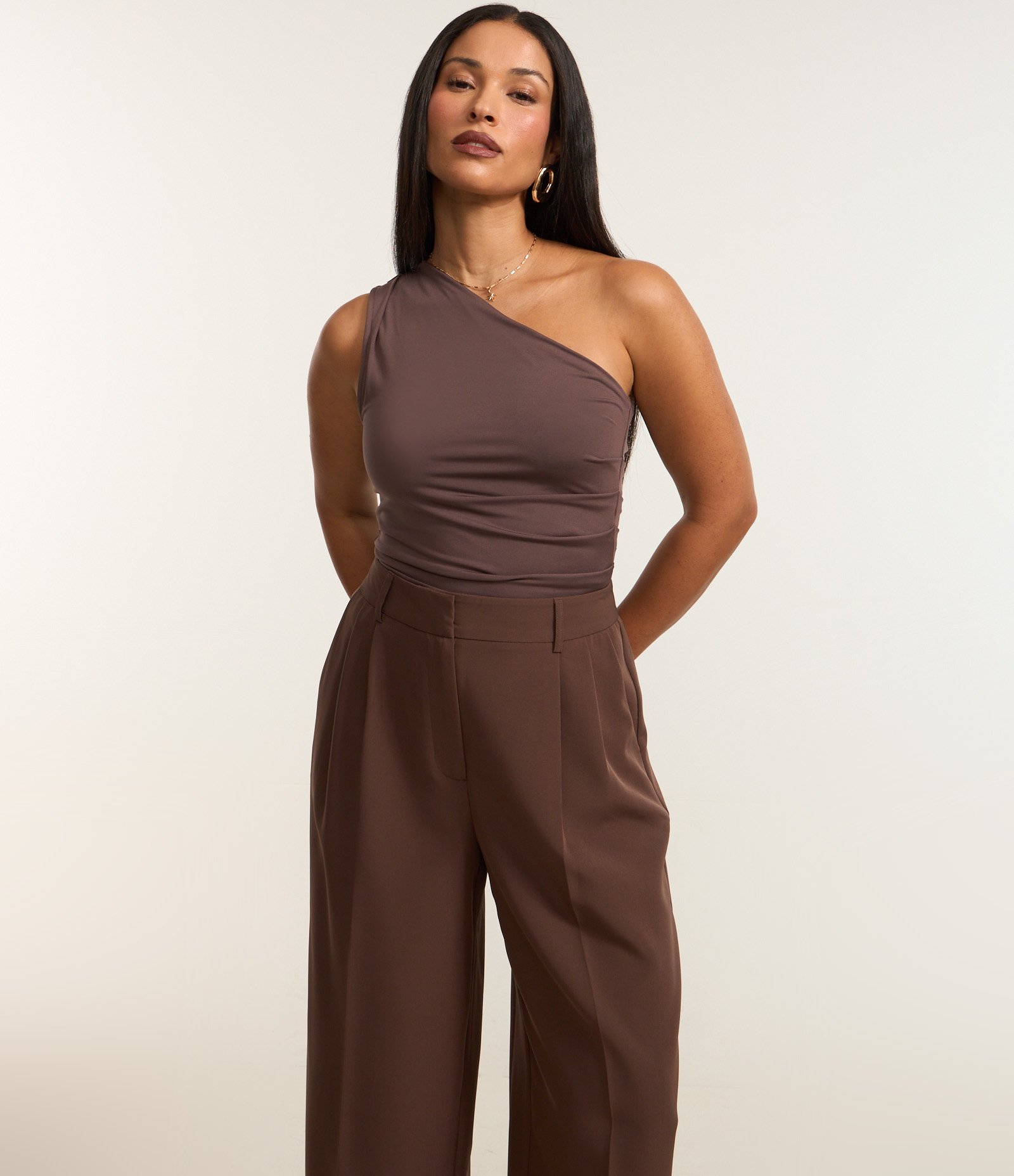 Calça Pantalona com Corte Alfaiatado e Pregas Marrom 2