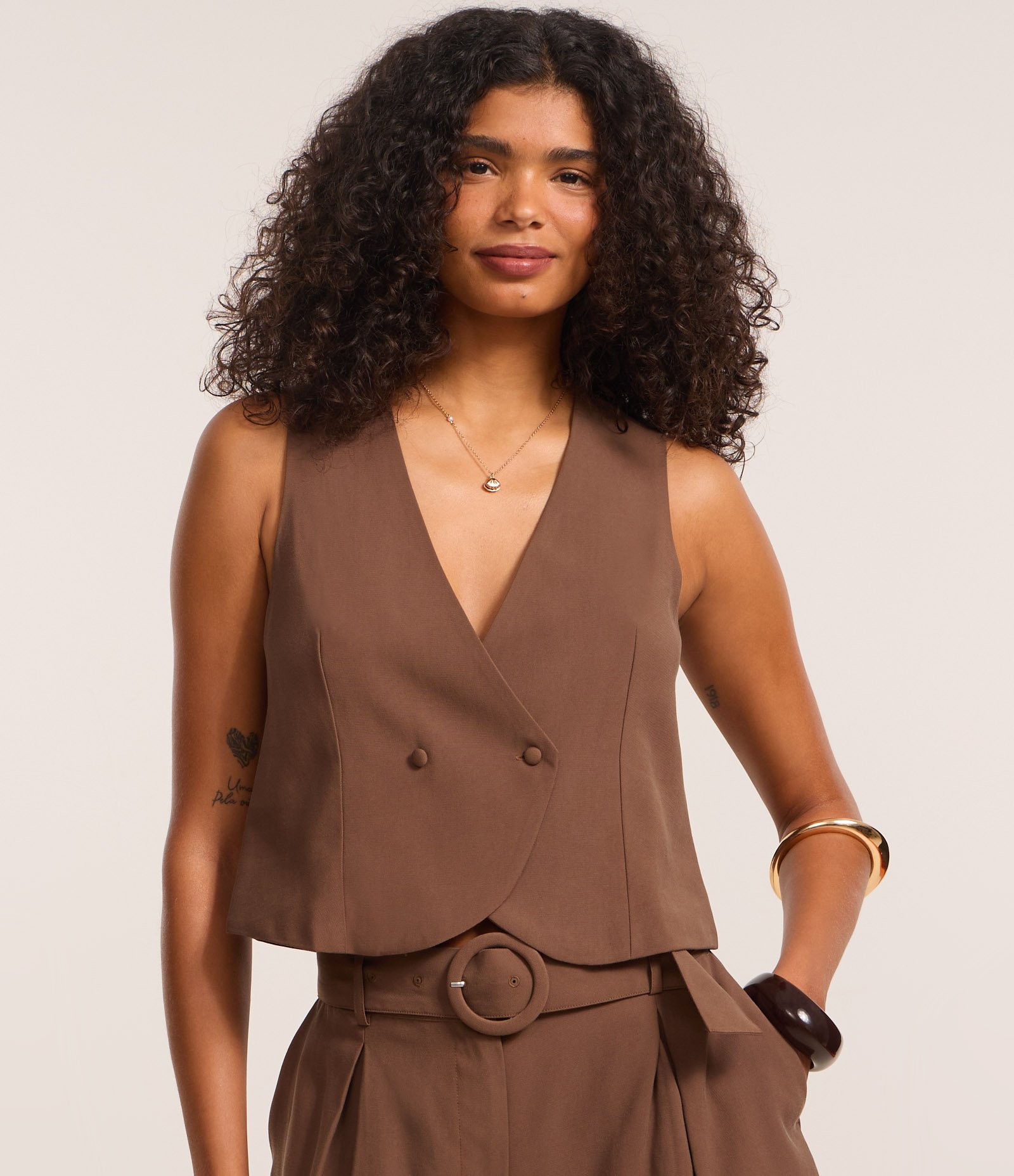 Colete Curto Alfaiatado com Amarração nas Costas e Transpasse Frontal Marrom 1