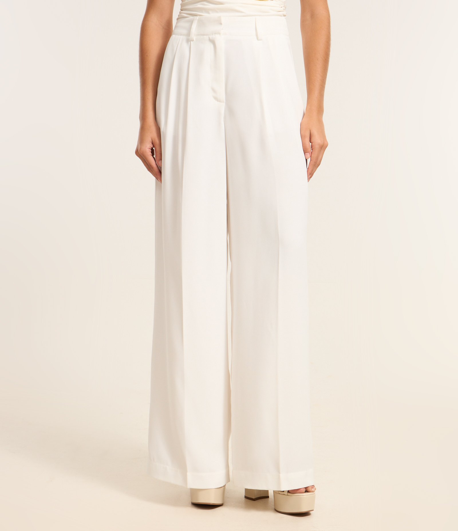 Calça Pantalona Alfaiatada com Pregas Frontais Branco 3