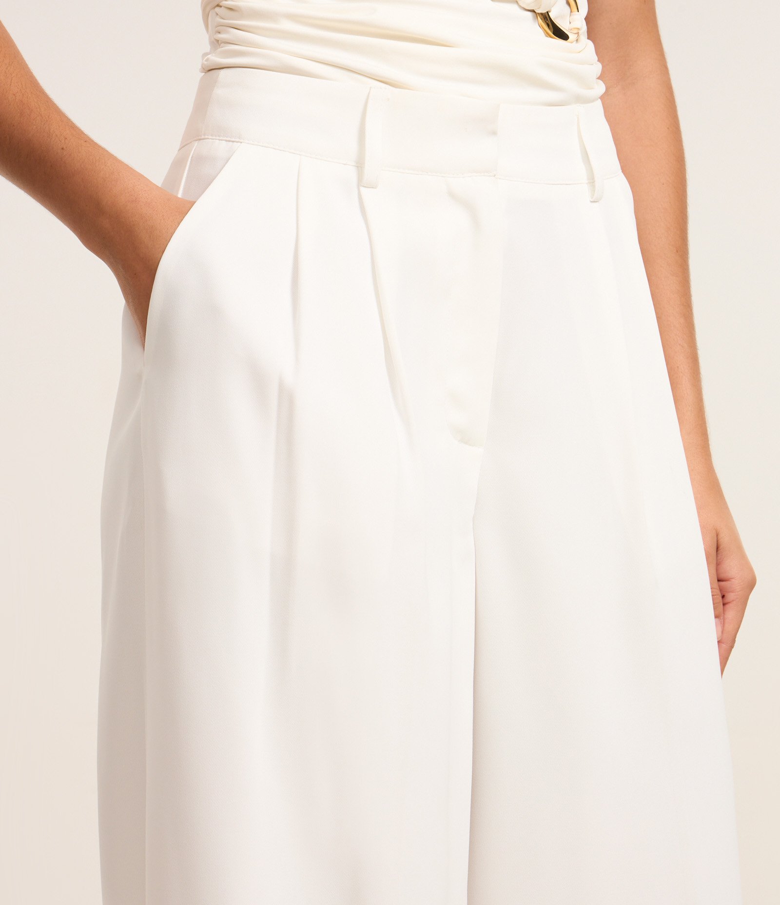 Calça Pantalona Alfaiatada com Pregas Frontais Branco 4