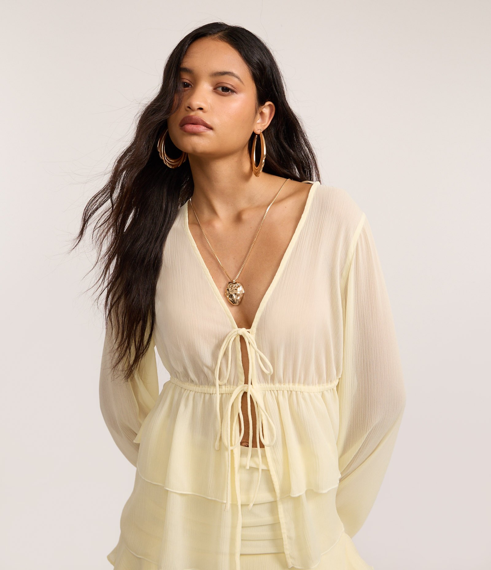 Blusa com Amarração Frontal e Manga Longa Ajustada Amarelo 1