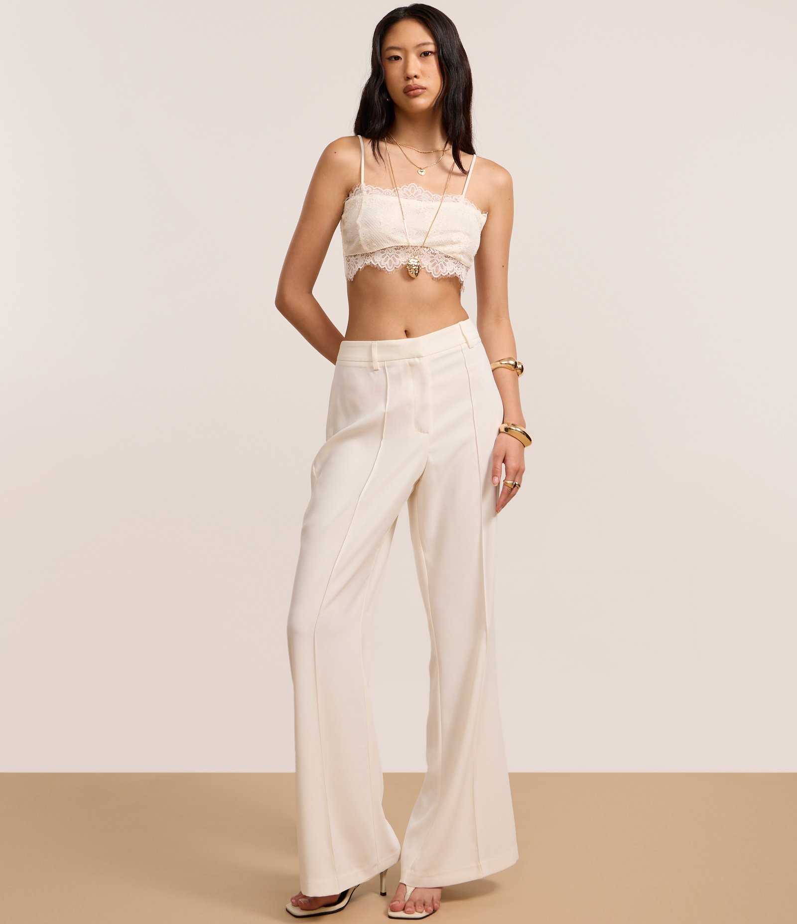 Calça Flare Alfaiatada com Frisos Off White 5