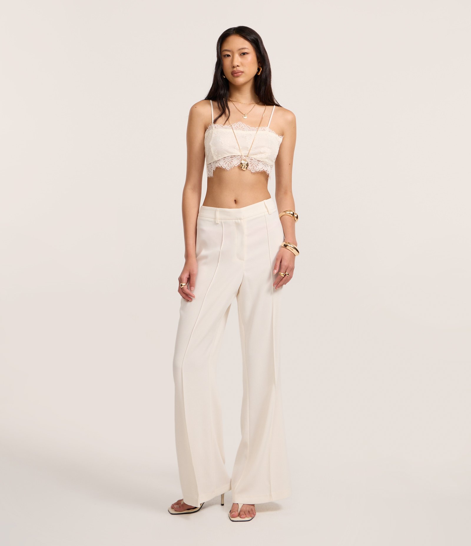 Calça Flare Alfaiatada com Frisos Off White 1