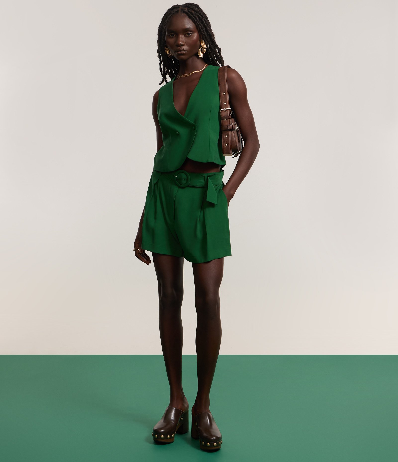 Short Alfaiatado em Viscose com Cinto de Fivela Argola Verde 6