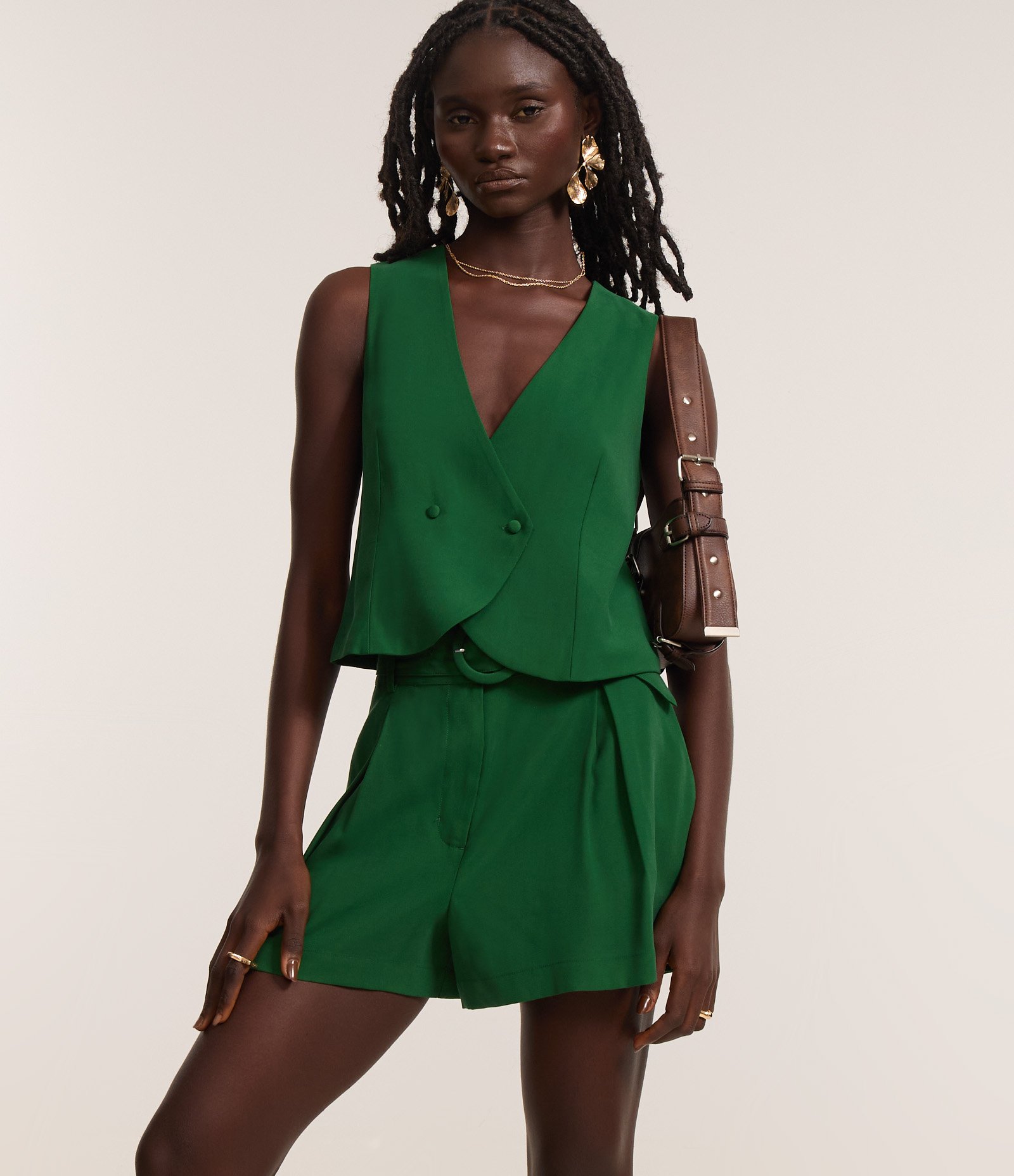 Short Alfaiatado em Viscose com Cinto de Fivela Argola Verde 2