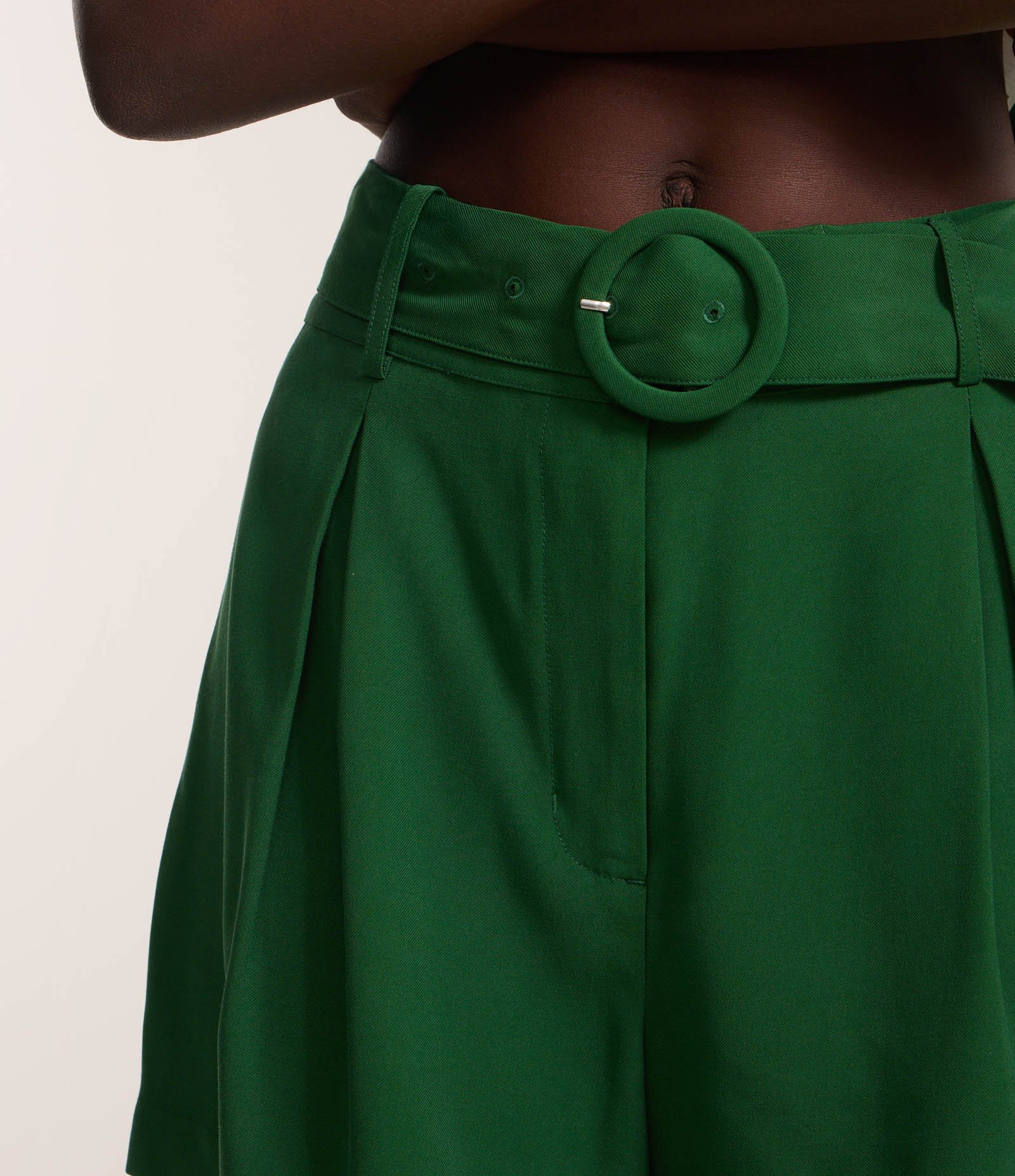Short Alfaiatado em Viscose com Cinto de Fivela Argola Verde 4