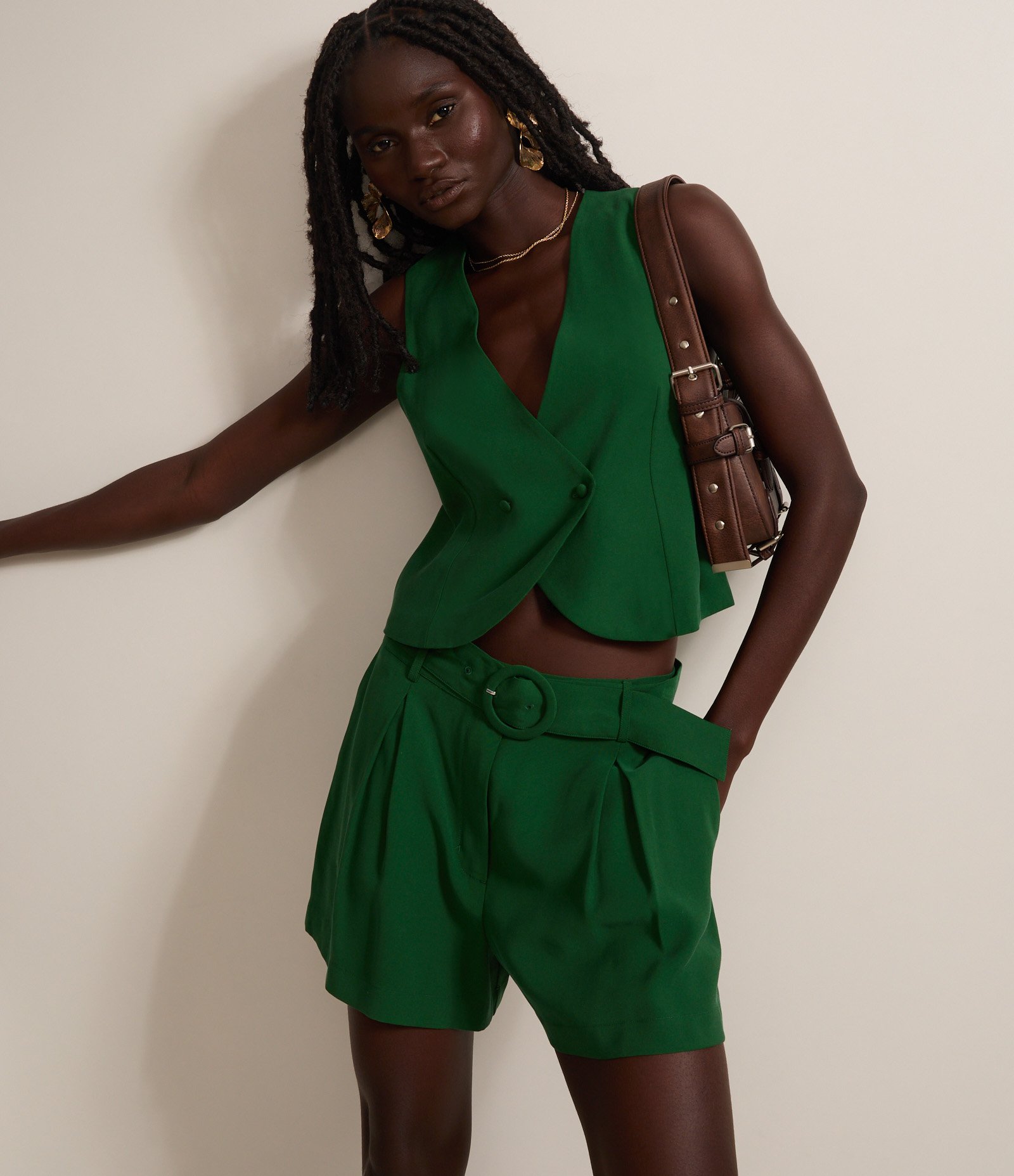 Short Alfaiatado em Viscose com Cinto de Fivela Argola Verde 5