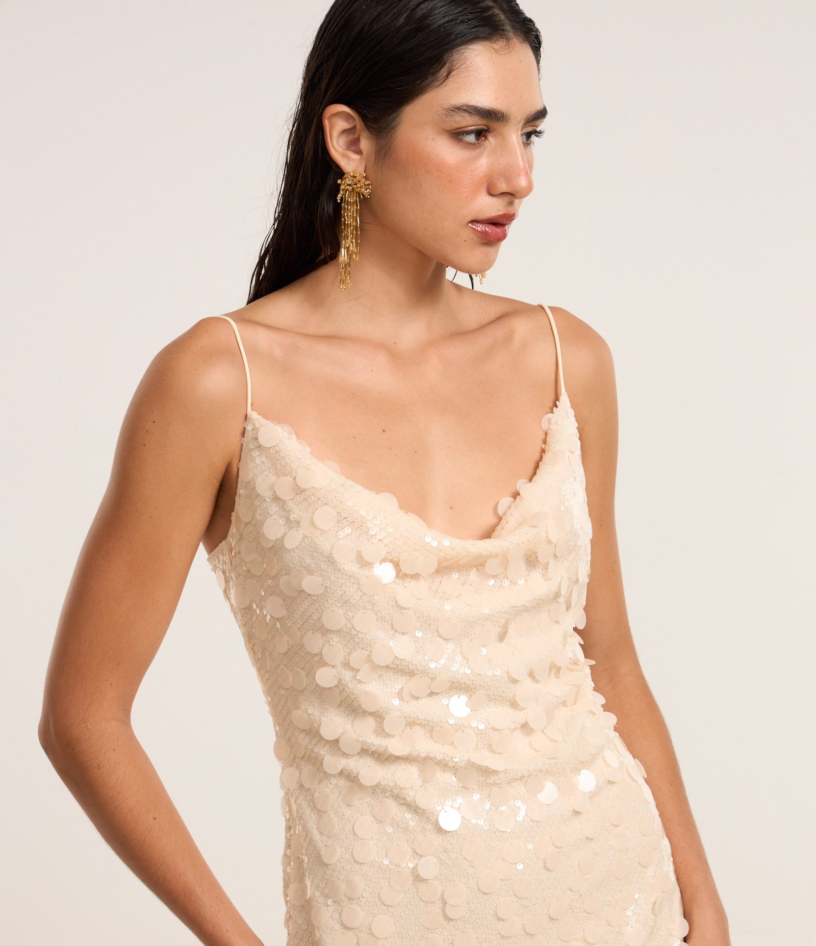 Vestido Curto em Paetê Misto com Decote Degagê Bege 3