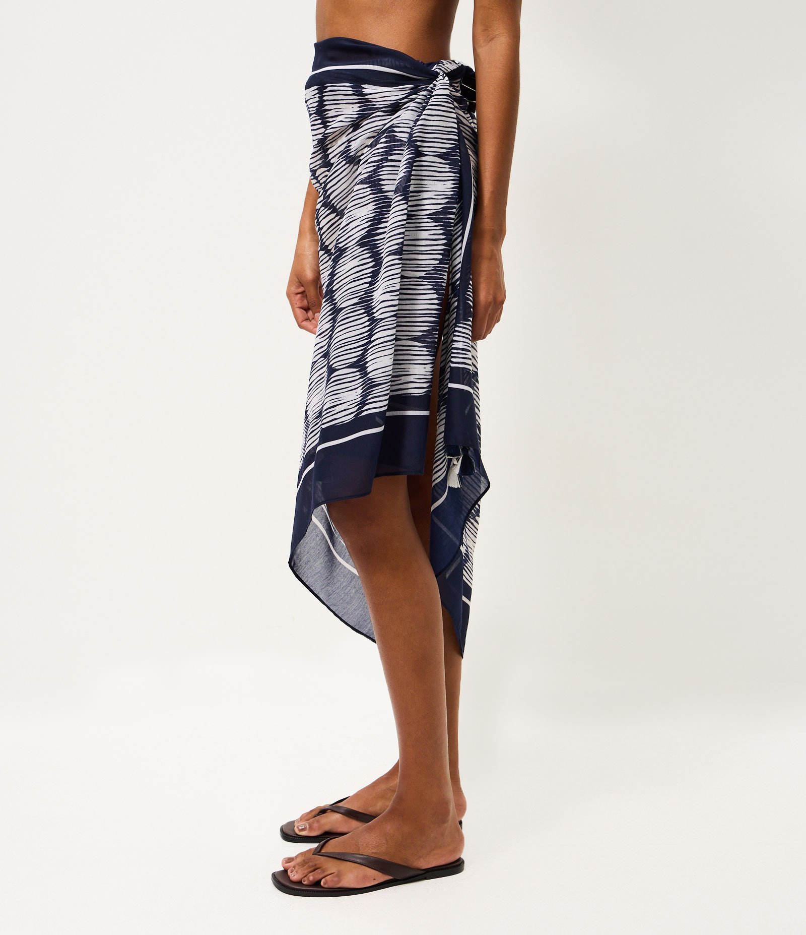 Canga de Praia em Chiffon com Estampa Poá e Tassels Azul 4