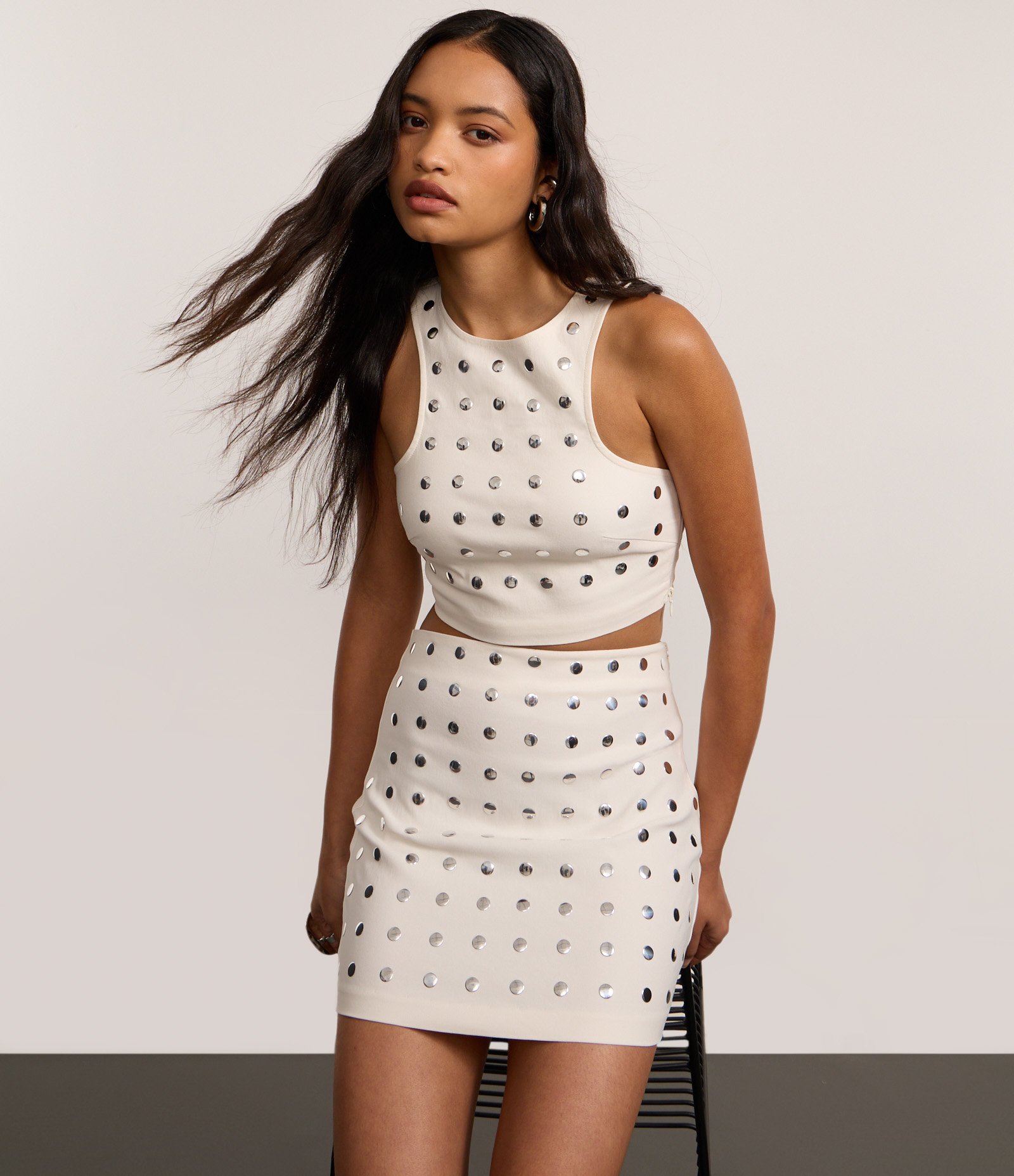 Blusa Cropped em Bengaline com Tachas Metalizadas Branco 4