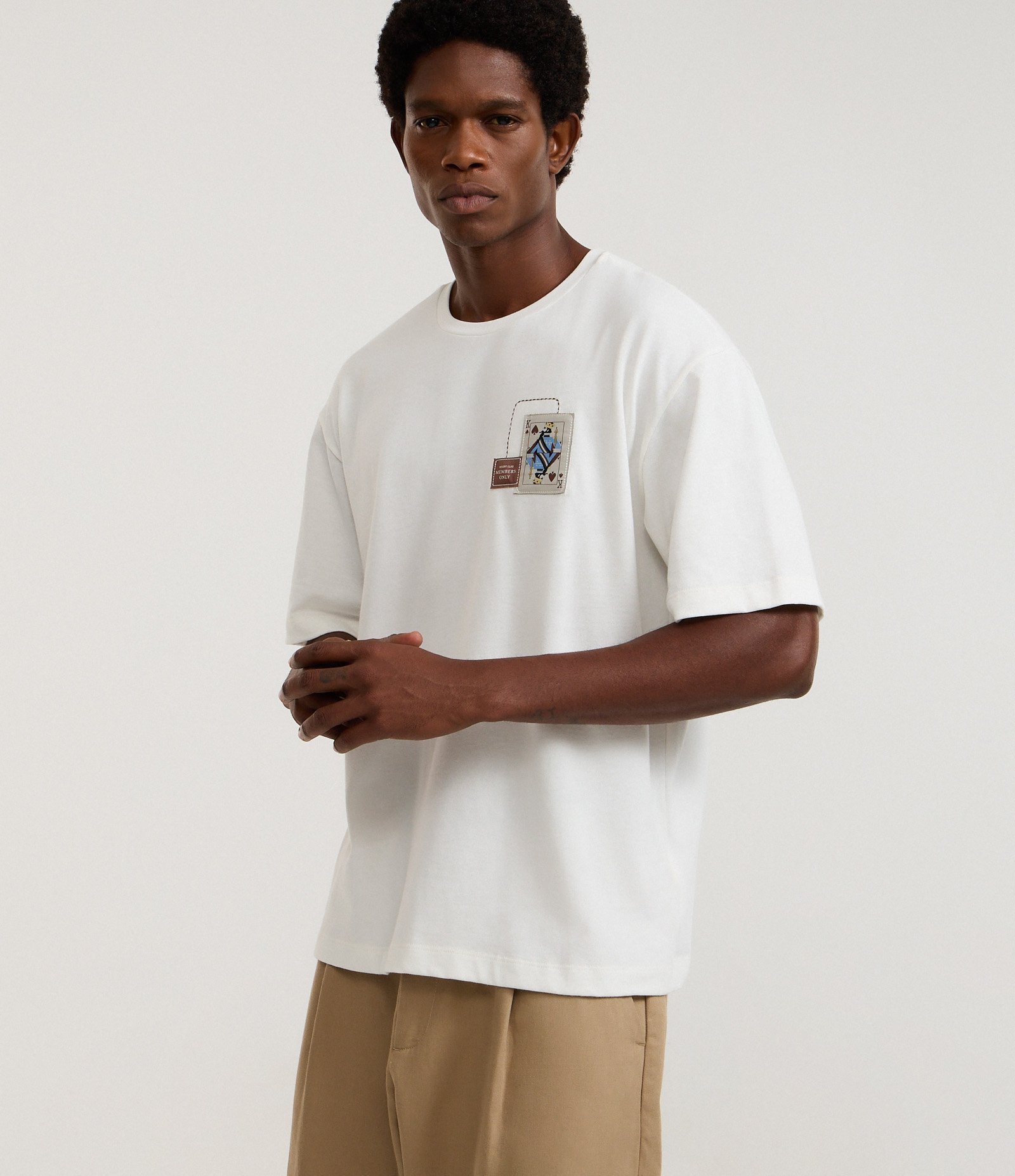 Camiseta Boxy em Algodão com Aplicação Localizada Carta de Reis Bege 1