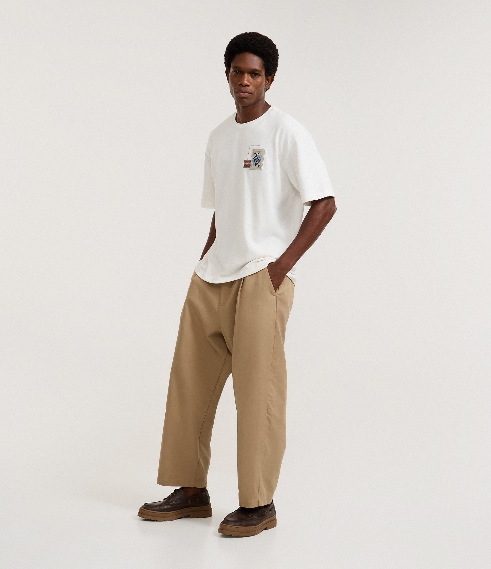 Camiseta Boxy em Algodão com Aplicação Localizada Carta de Reis Bege 2