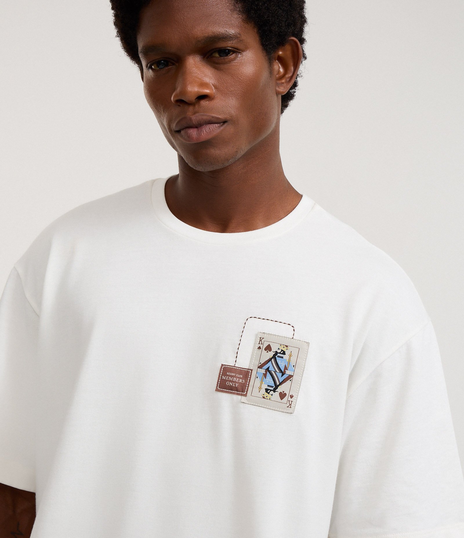 Camiseta Boxy em Algodão com Aplicação Localizada Carta de Reis Bege 3