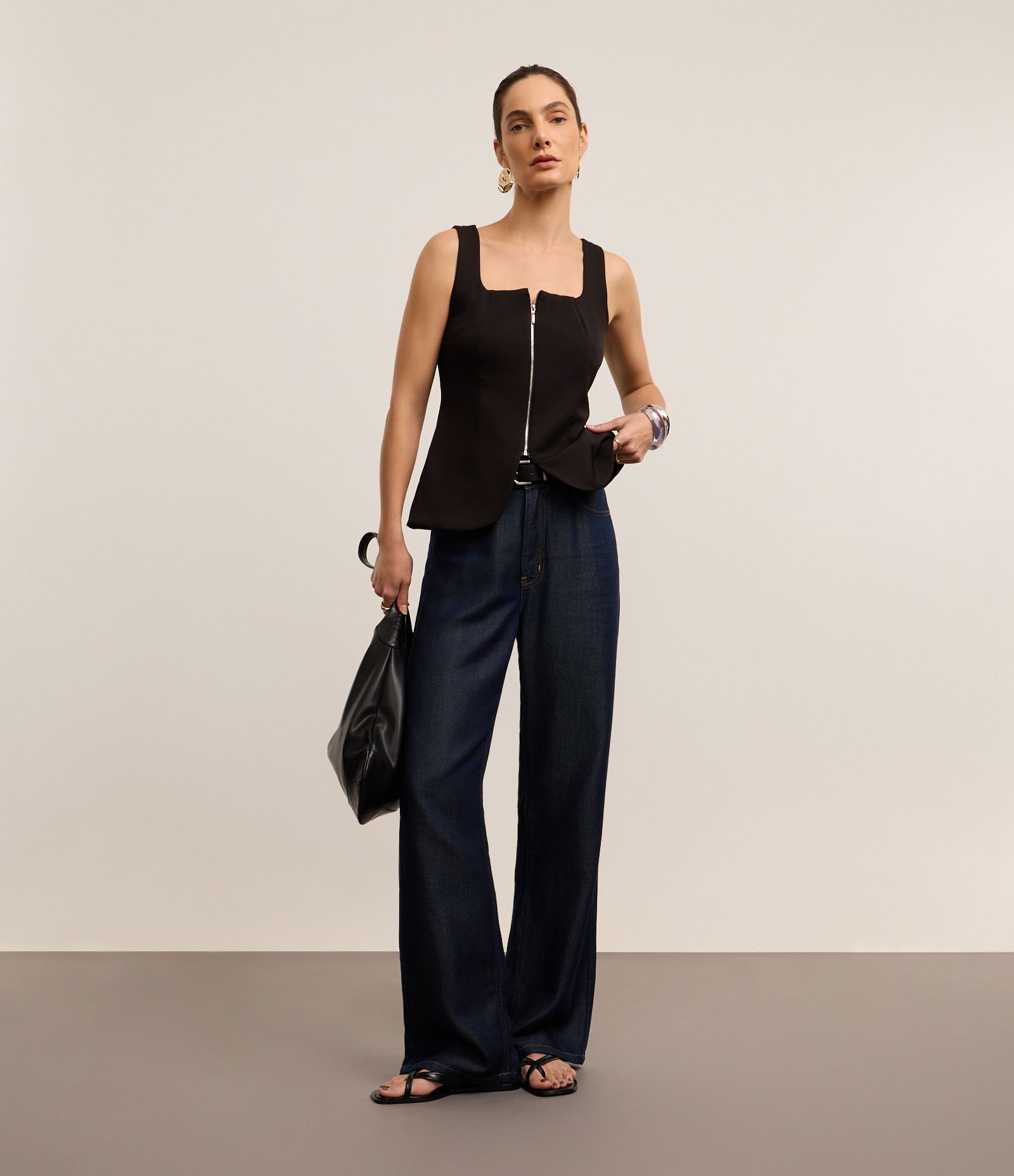 Blusa Alfaiatada com Decote Quadrado e Barra Arredondada Preto 1