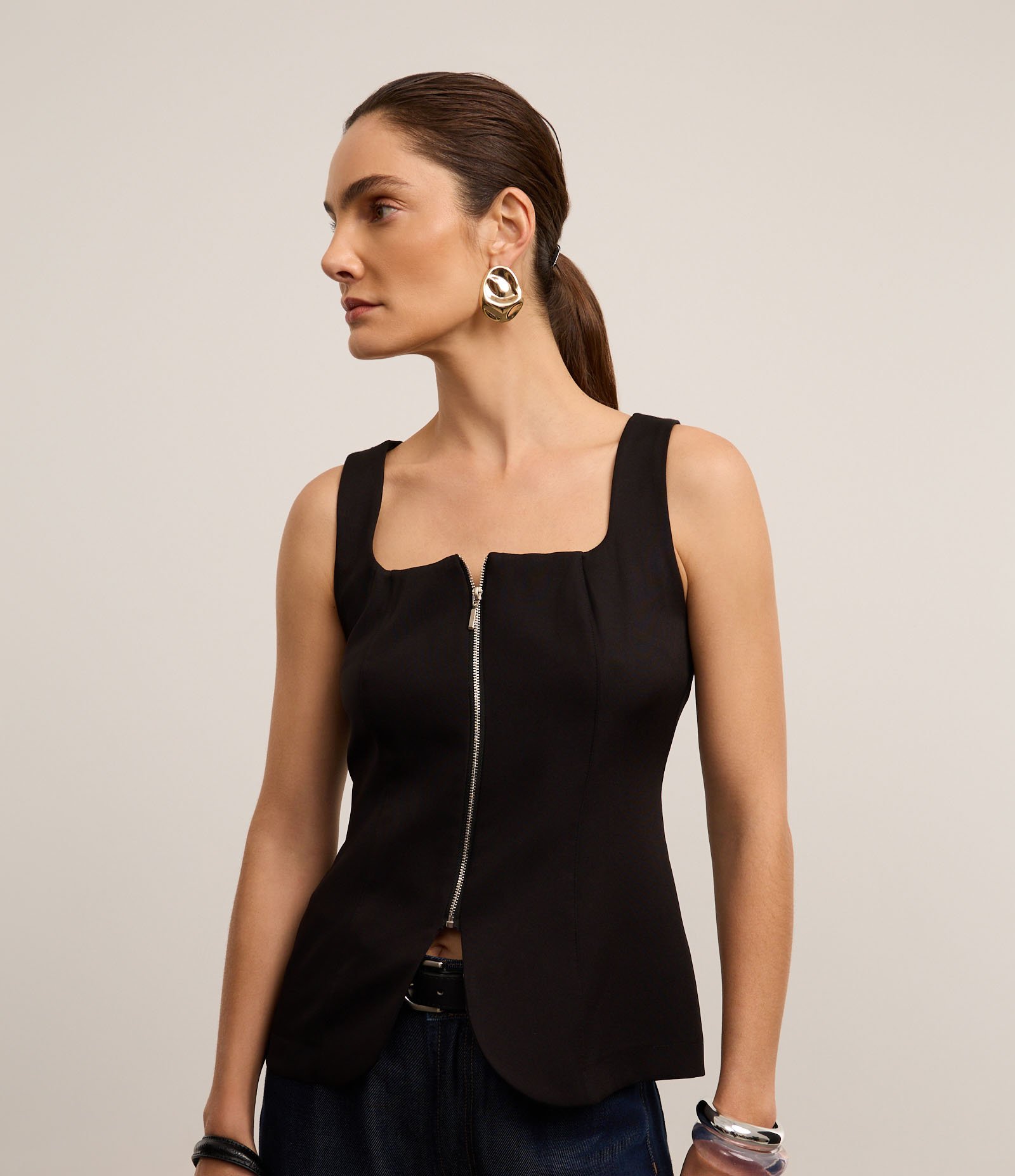 Blusa Alfaiatada com Decote Quadrado e Barra Arredondada Preto 2