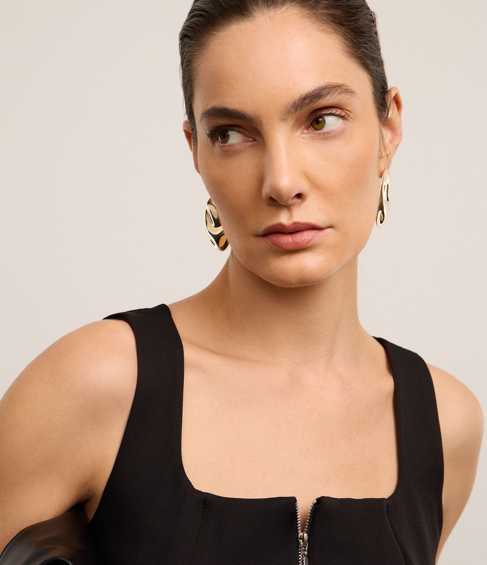 Blusa Alfaiatada com Decote Quadrado e Barra Arredondada Preto 4