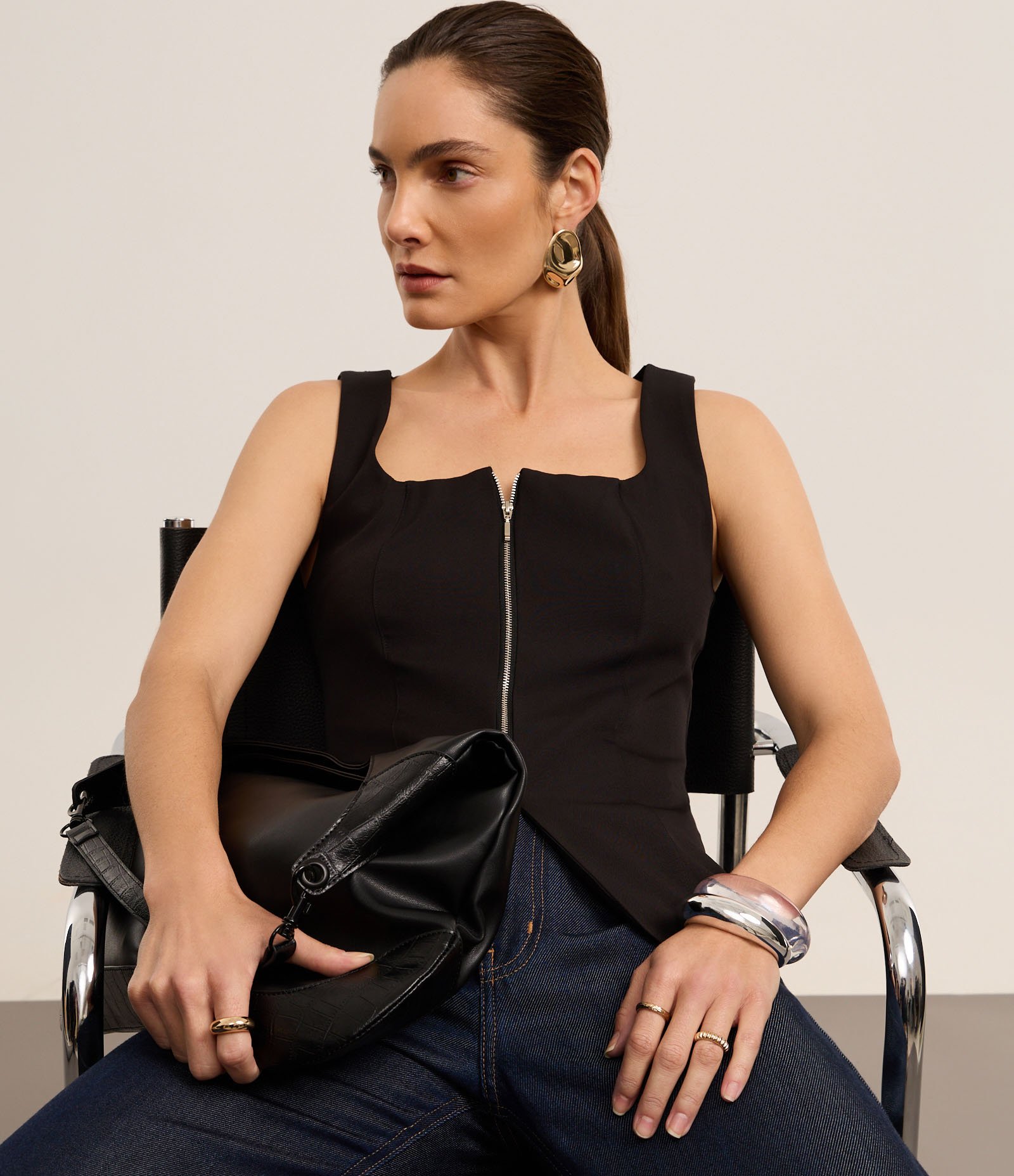 Blusa Alfaiatada com Decote Quadrado e Barra Arredondada Preto 5