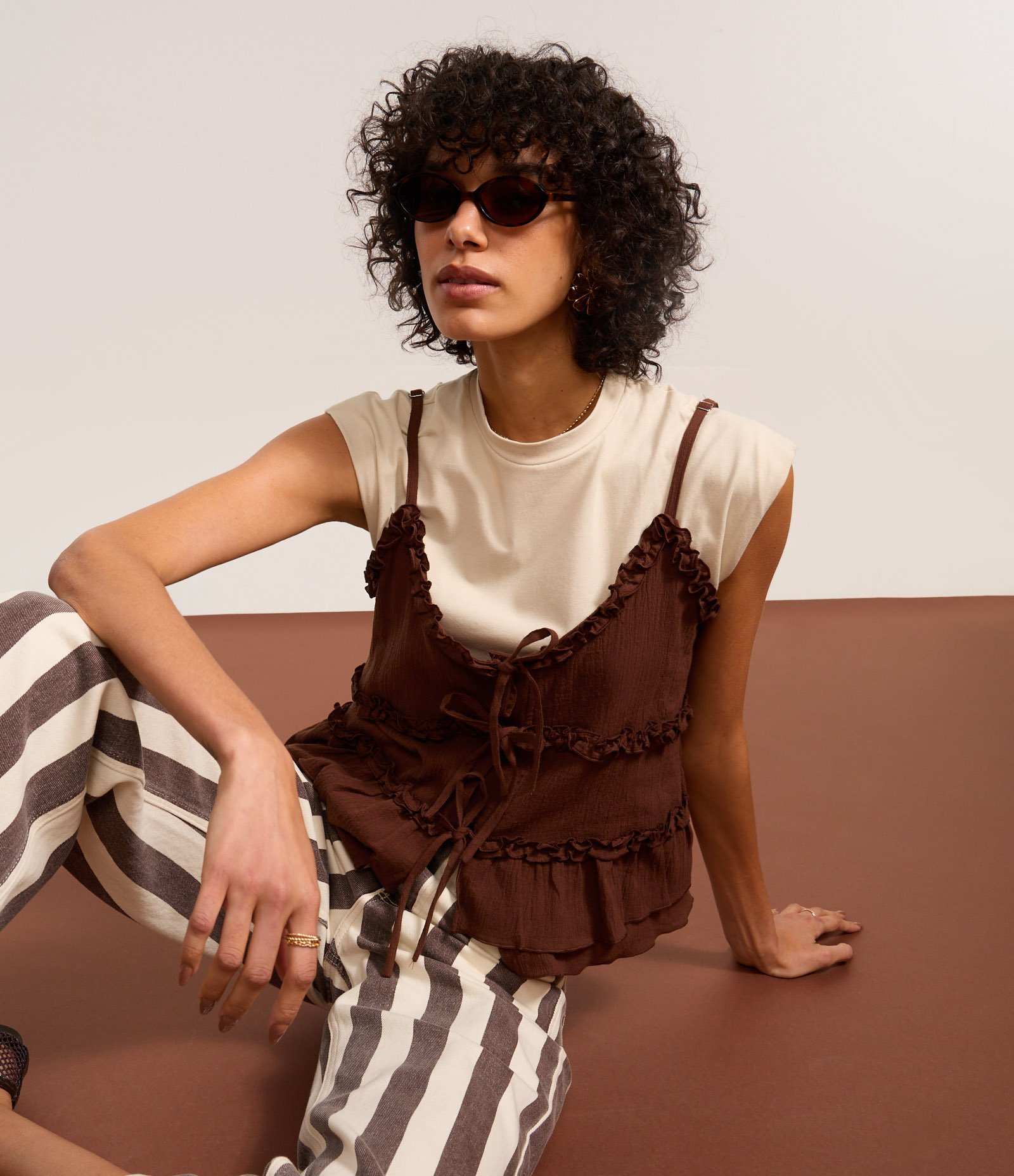 Blusa de Alça em Crepe com Amarração e Babados Marrom 4