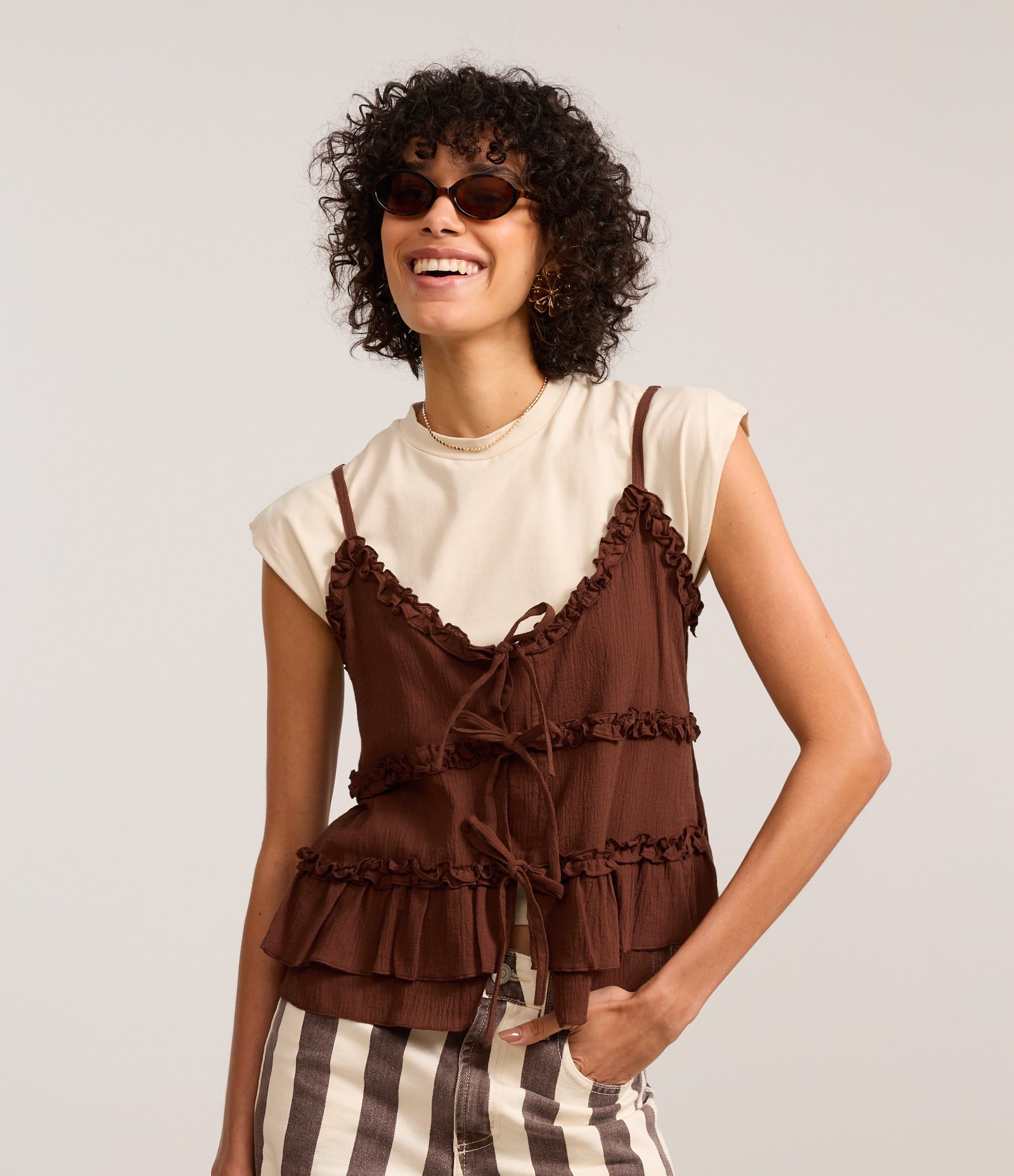 Blusa de Alça em Crepe com Amarração e Babados Marrom 1