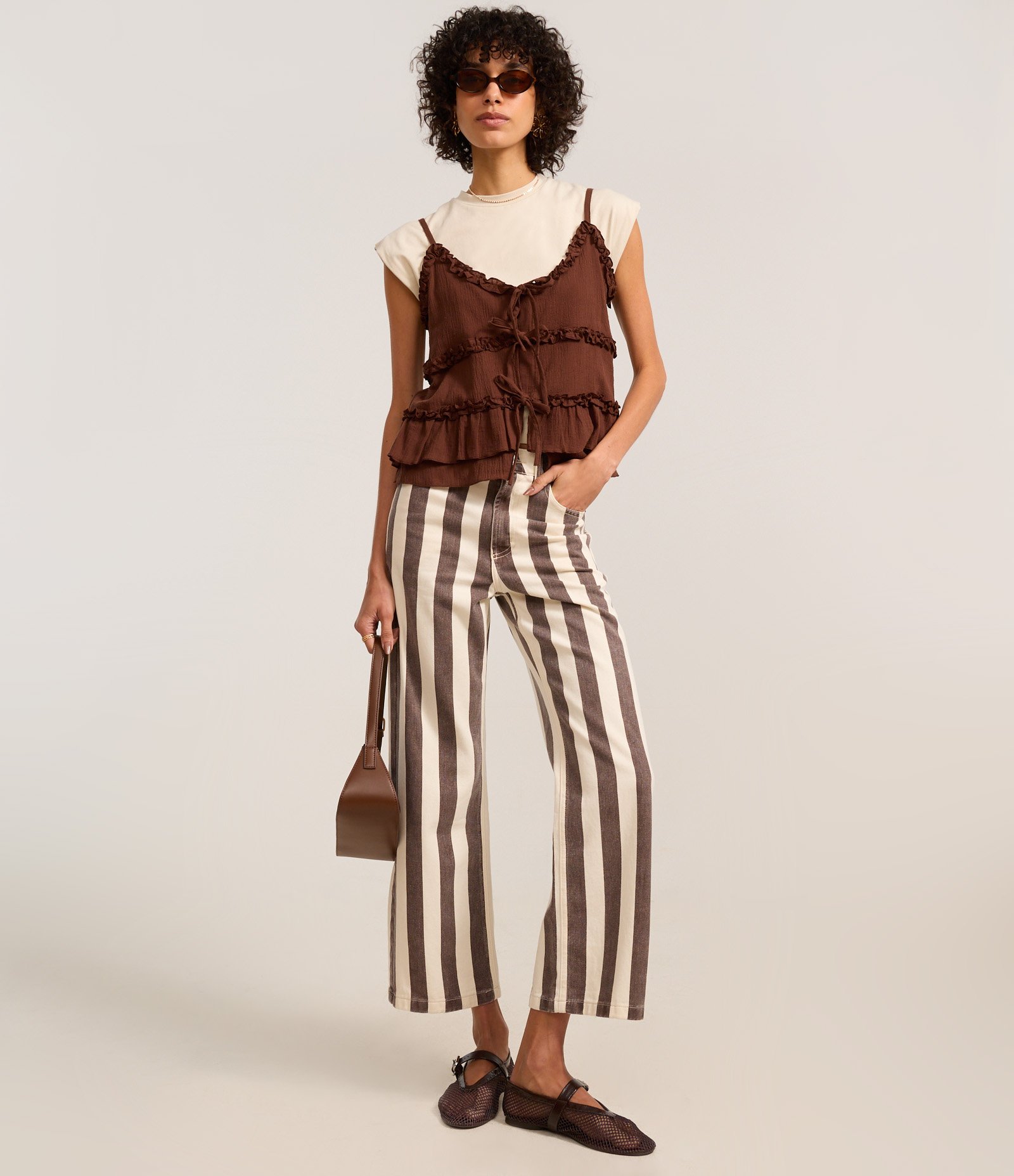 Blusa de Alça em Crepe com Amarração e Babados Marrom 2