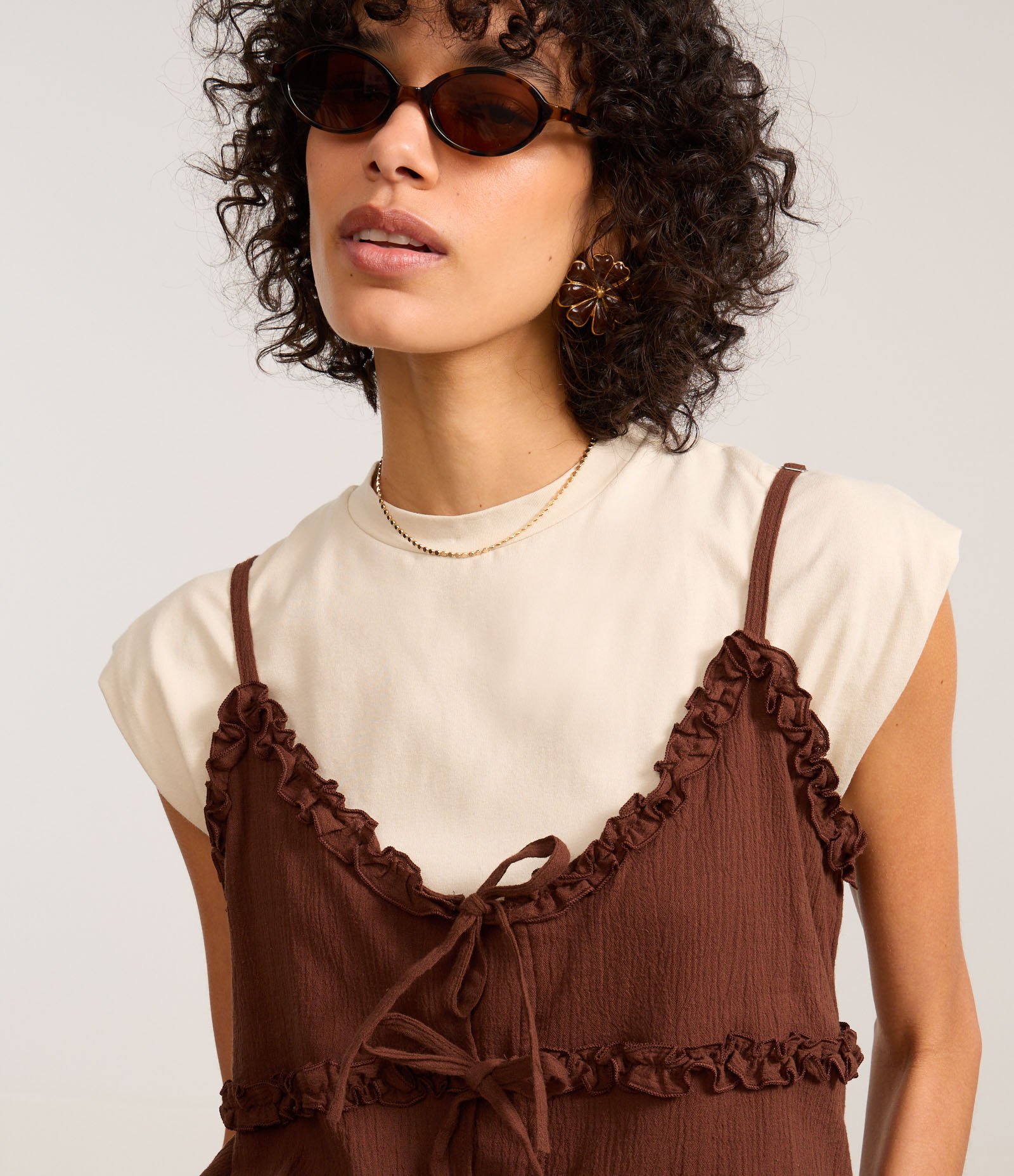 Blusa de Alça em Crepe com Amarração e Babados Marrom 3