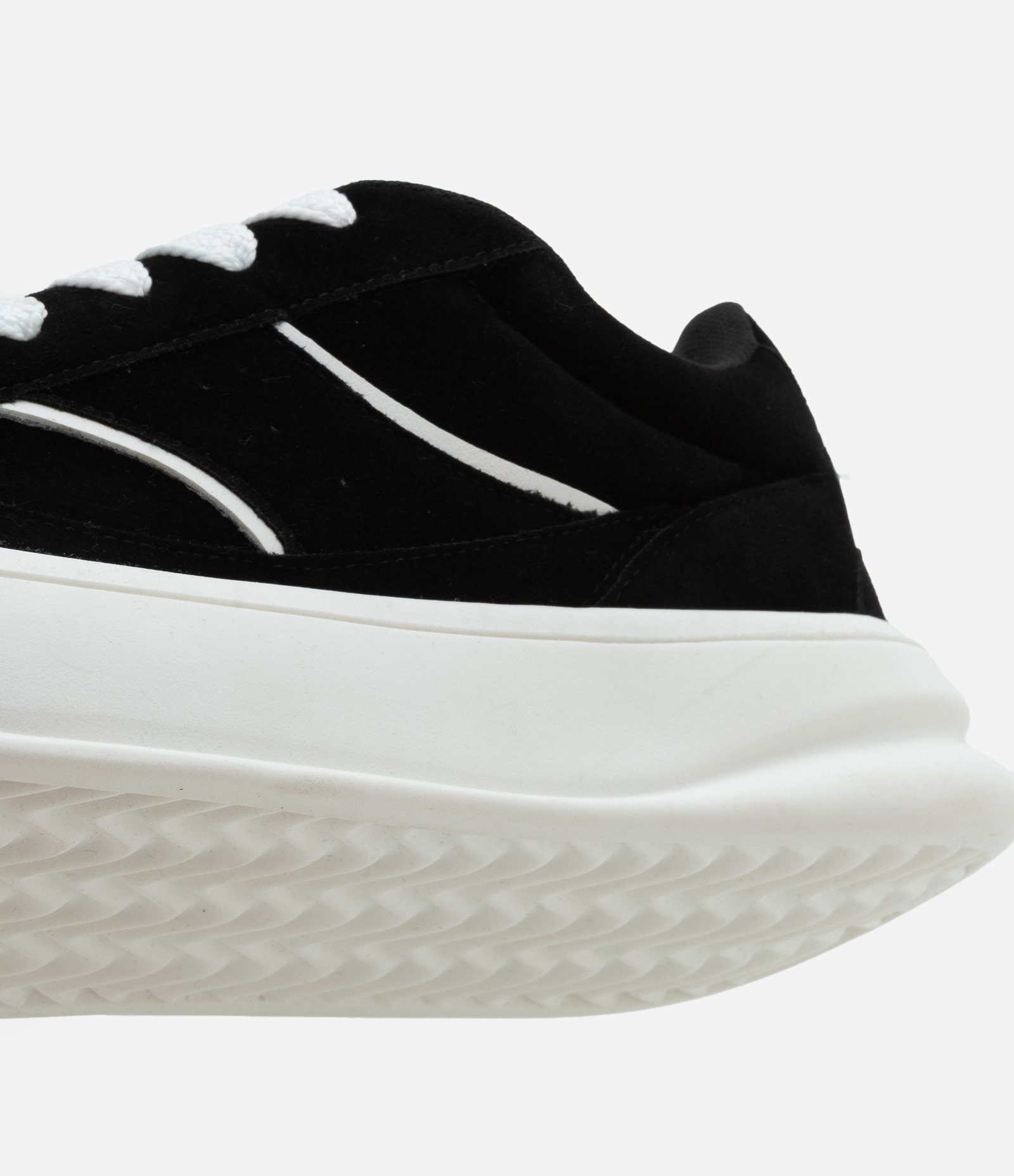 Tênis Skater em Material Sintético com Cadarço Fat Lace Preto 3