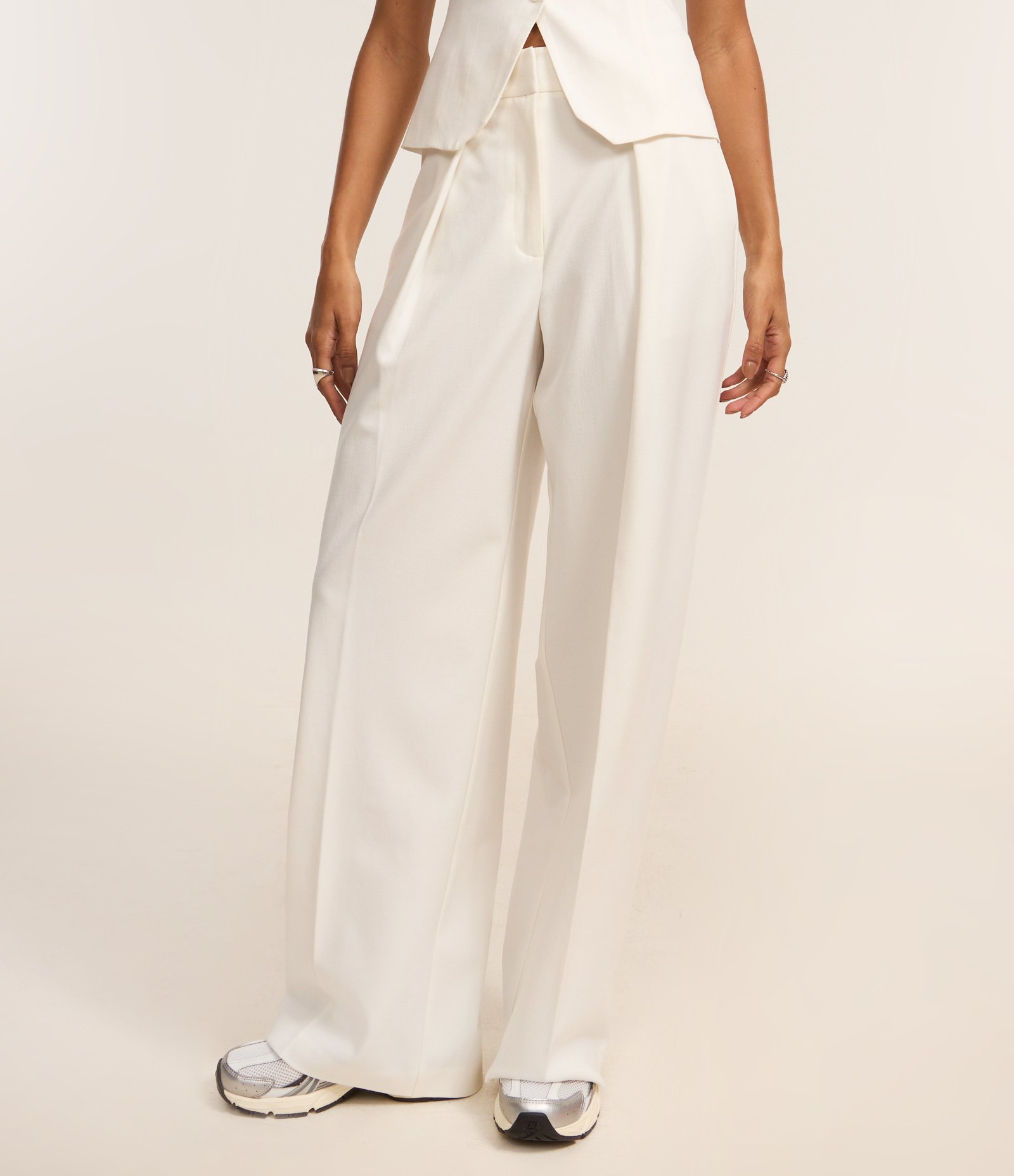 Calça Reta em Alfaiataria com Pregas Branco 3