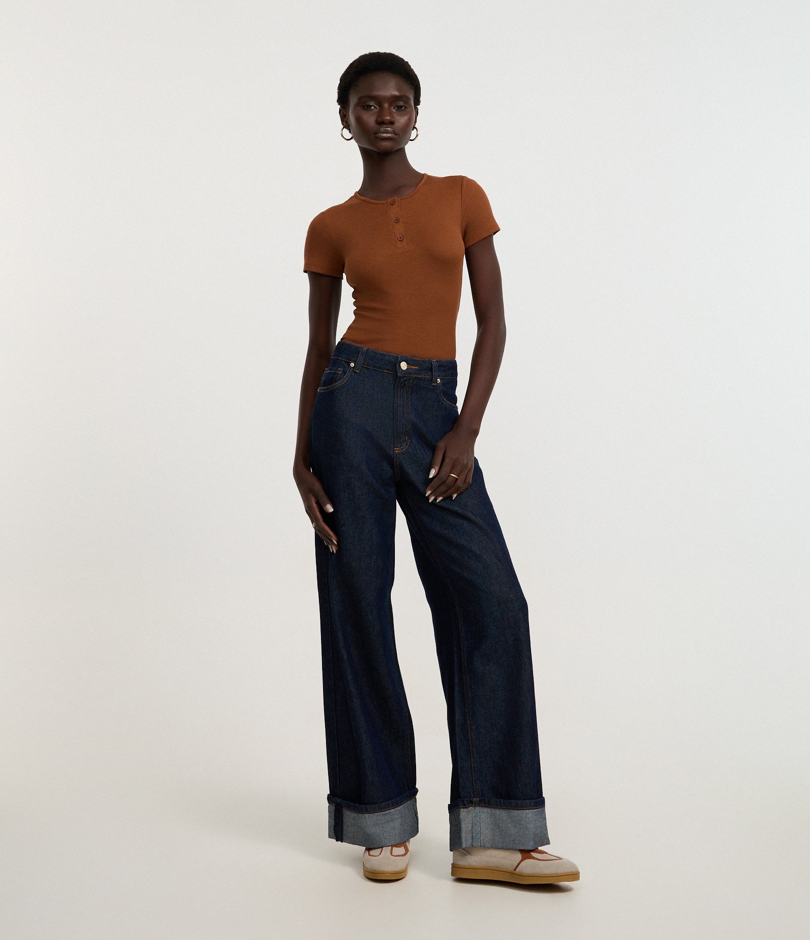 Blusa em Ribana com Botões na Gola Marrom 2