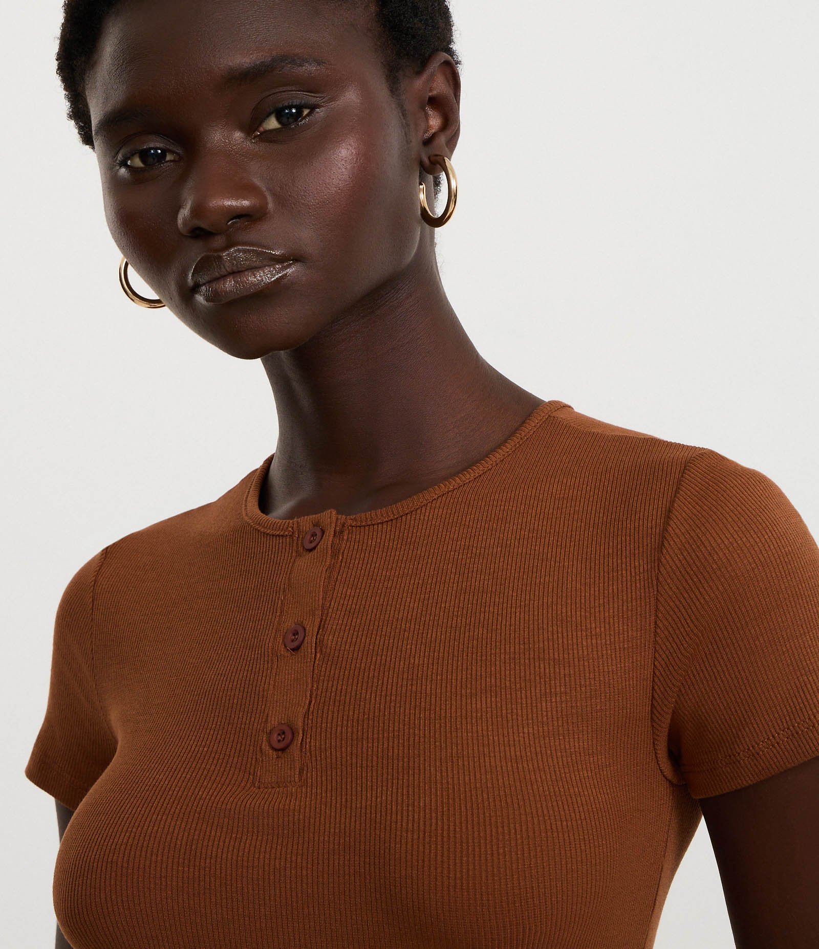 Blusa em Ribana com Botões na Gola Marrom 5