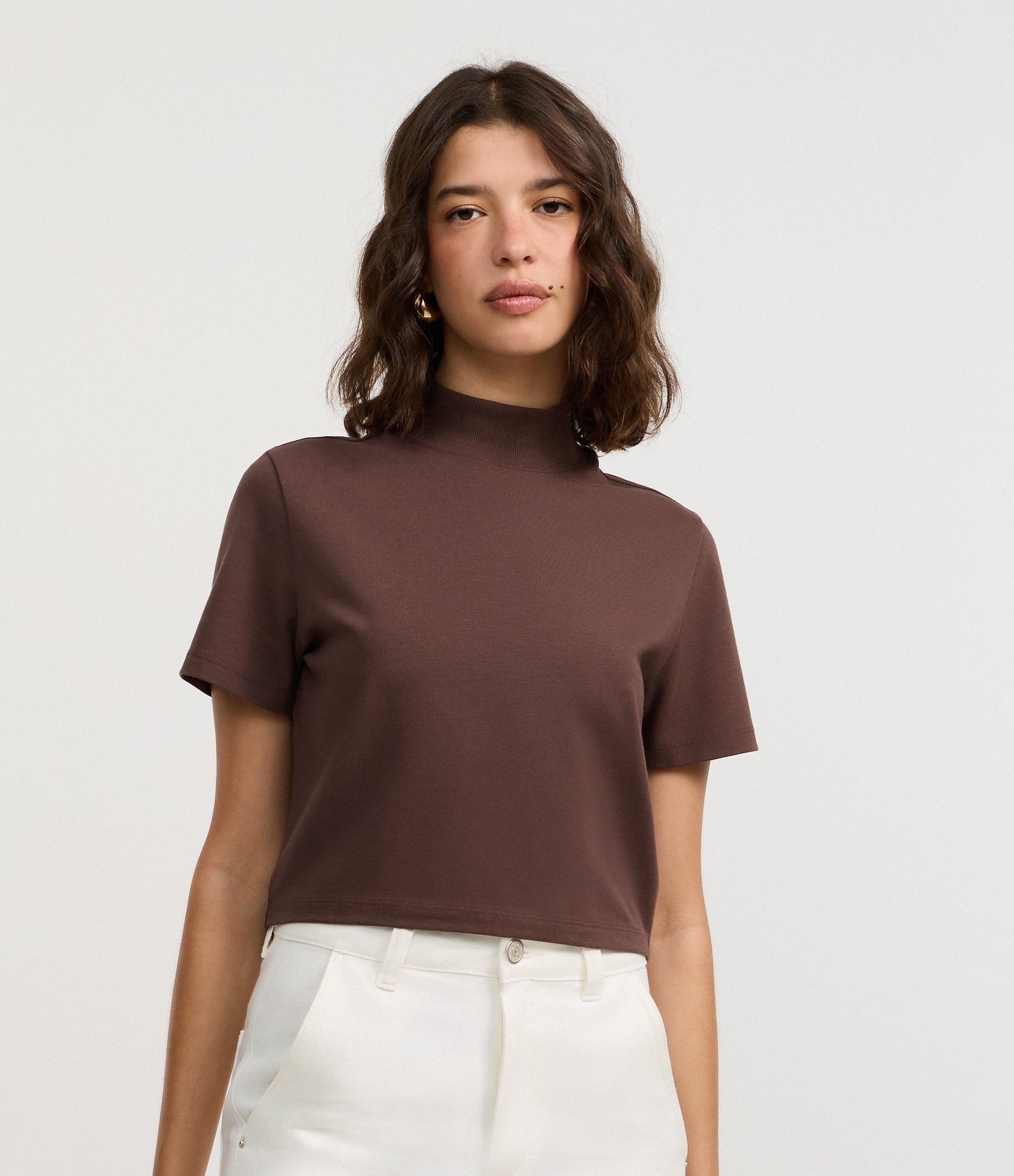 Blusa T-Shirt Cropped em Algodão Peruano com Gola Altinha Marrom 2