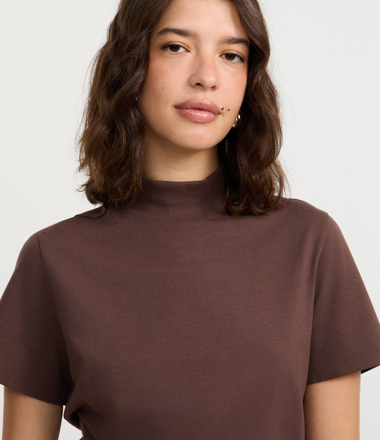 Blusa T-Shirt Cropped em Algodão Peruano com Gola Altinha Marrom 4