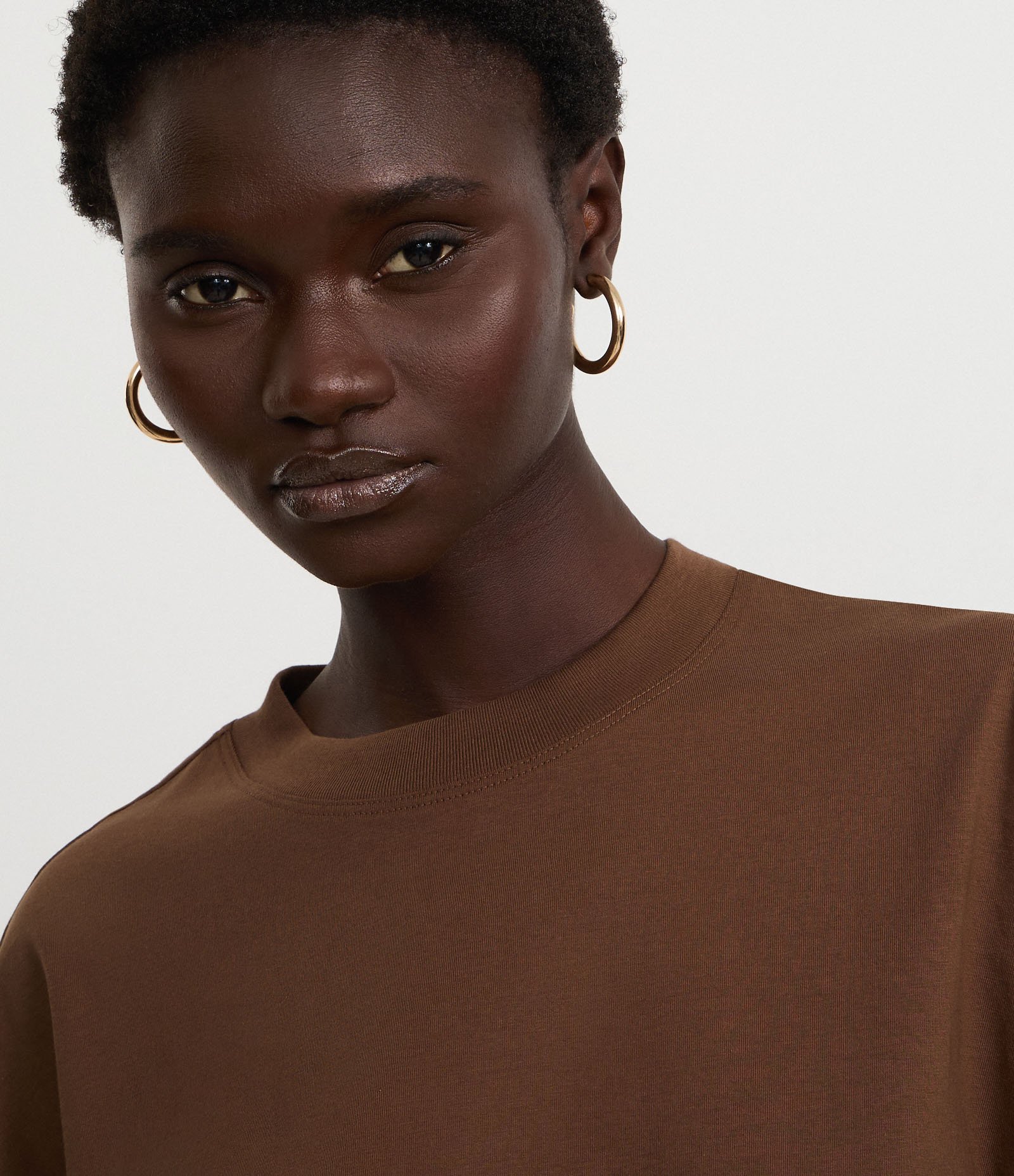 Camiseta Cropped Oversized em Algodão Peruano Marrom Escuro 4