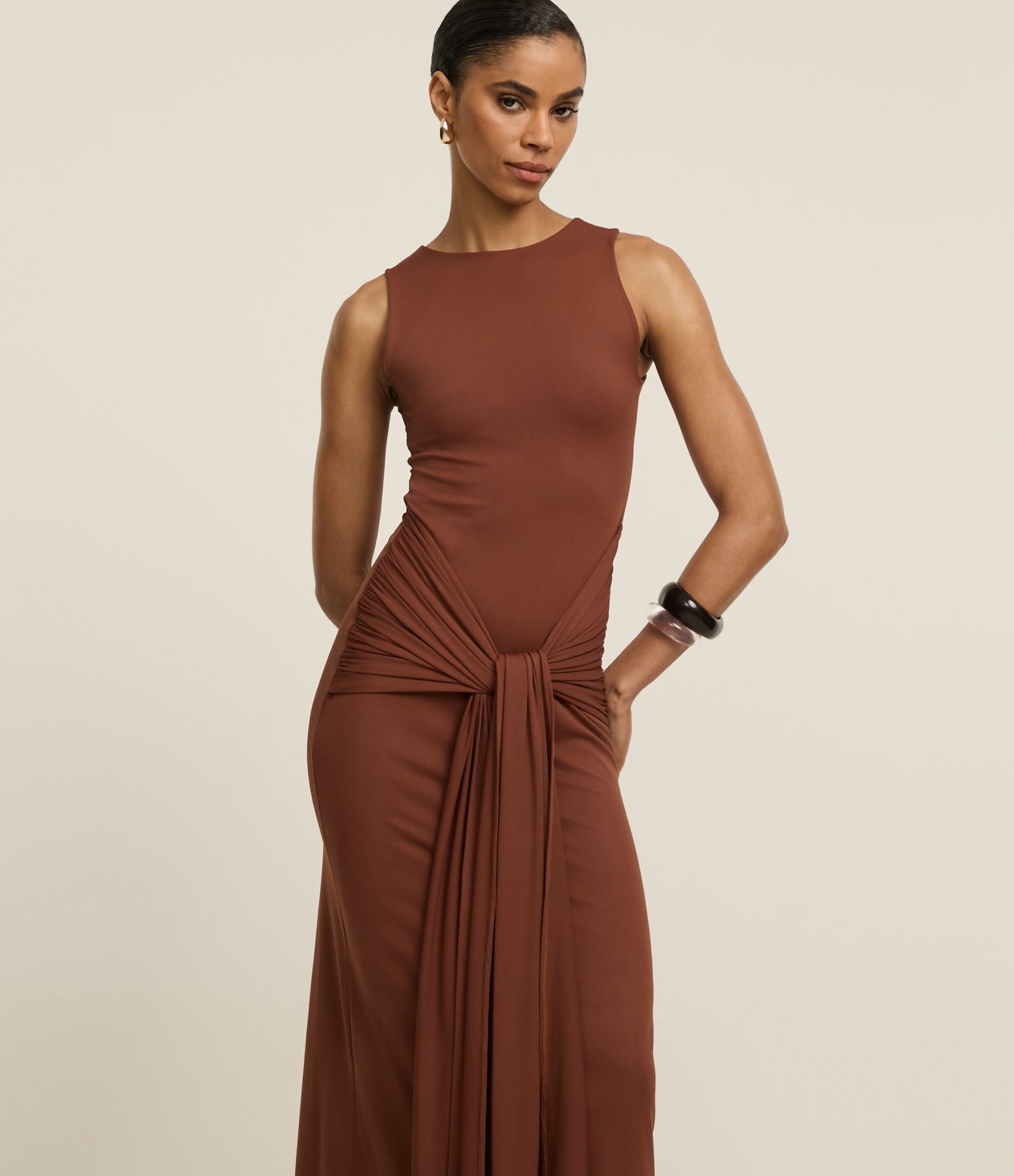 Vestido Midi em Poliamida com Laço Robusto e Franzidos Marrom 2