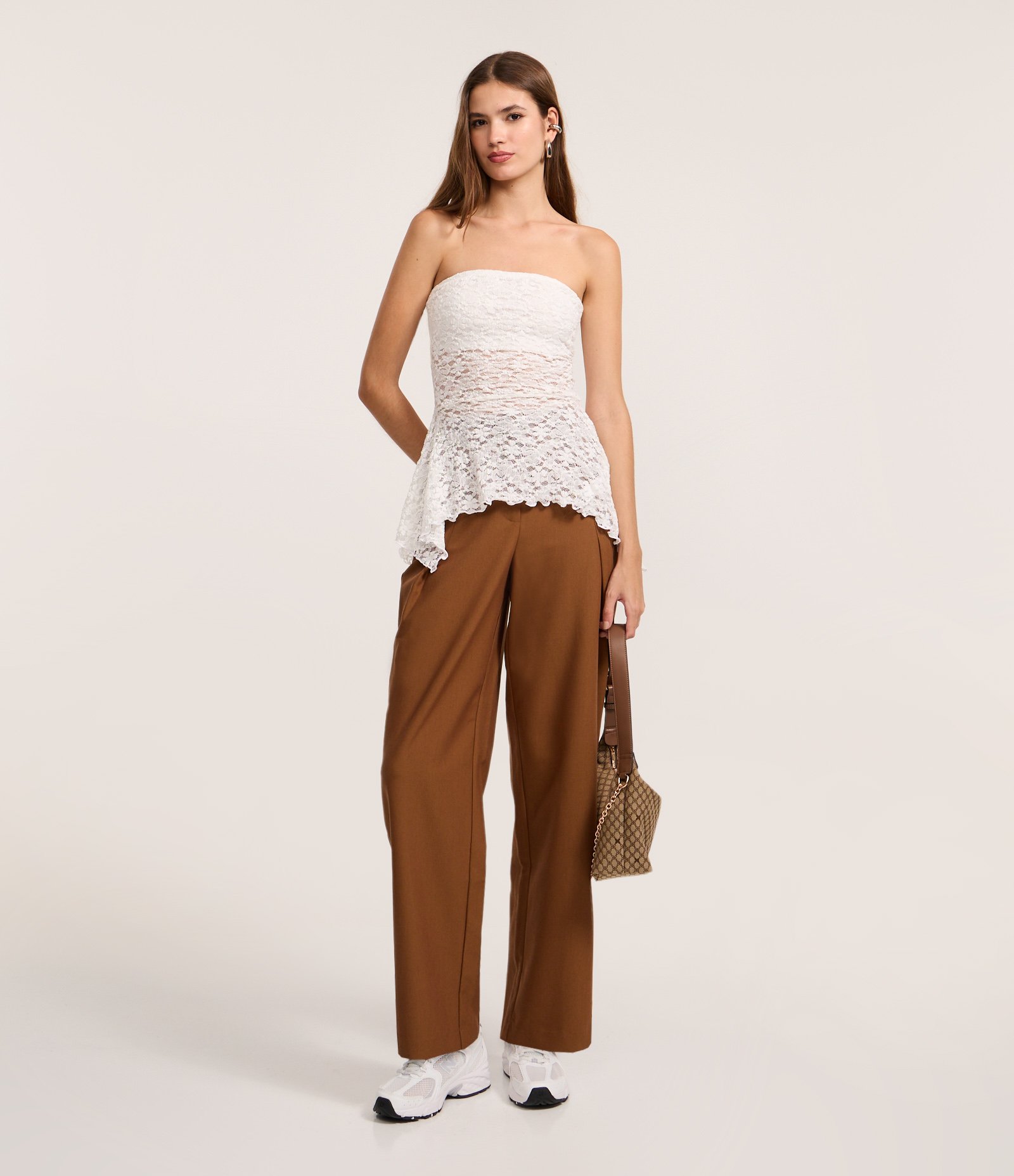 Calça Reta em Cupro com Passantes e Sobreposição Lateral Marrom 1