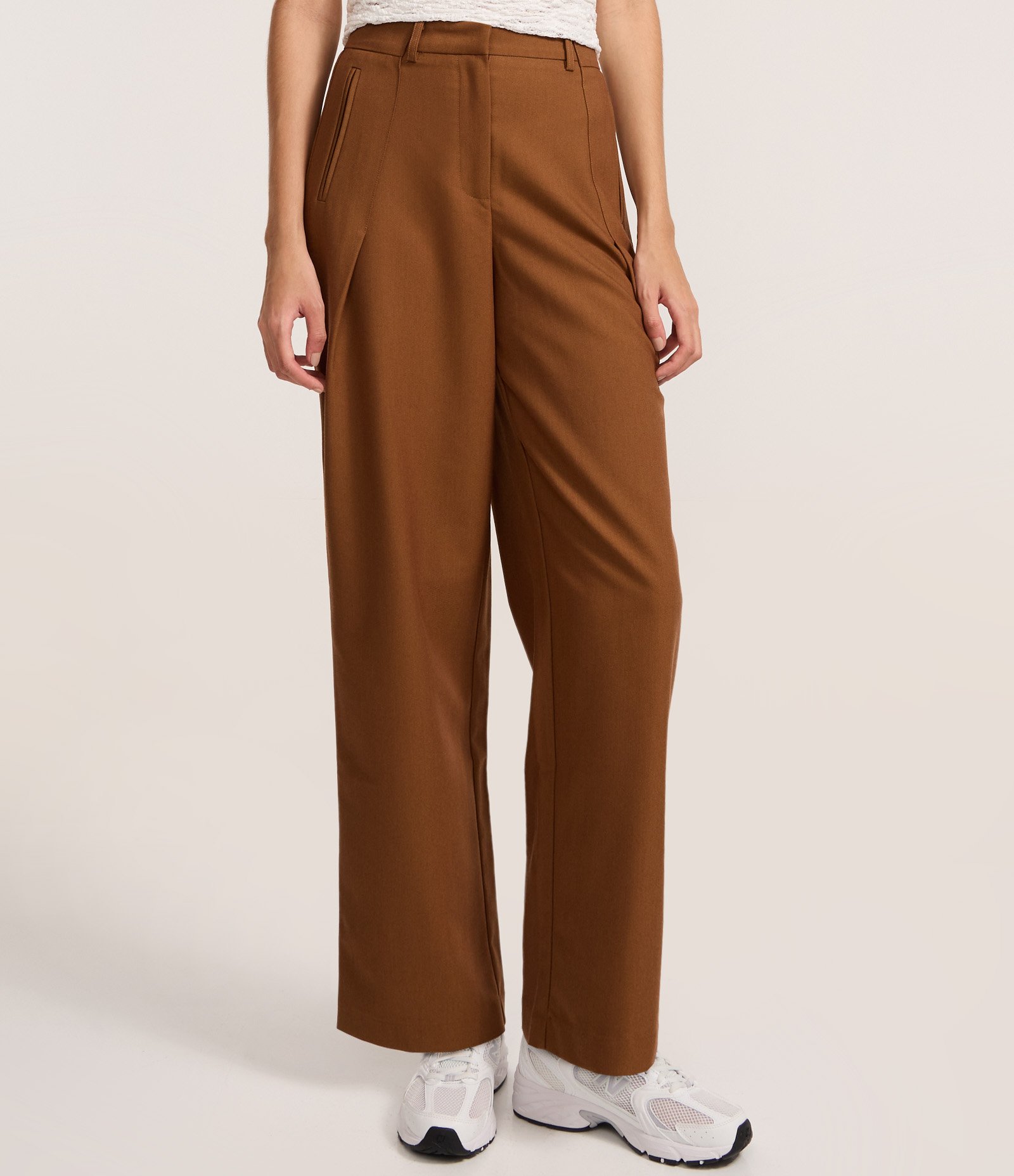 Calça Reta em Cupro com Passantes e Sobreposição Lateral Marrom 3