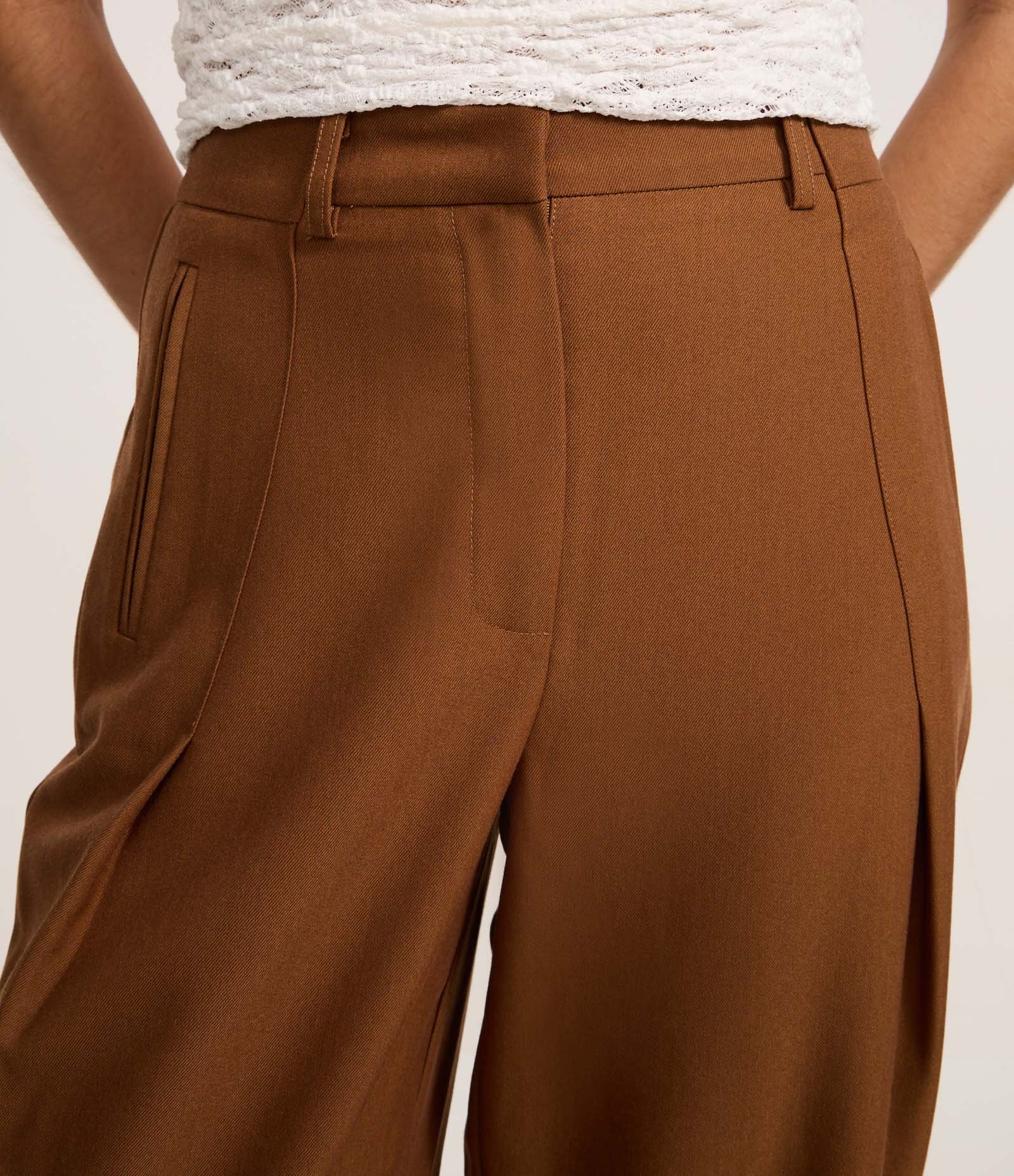 Calça Reta em Cupro com Passantes e Sobreposição Lateral Marrom 4