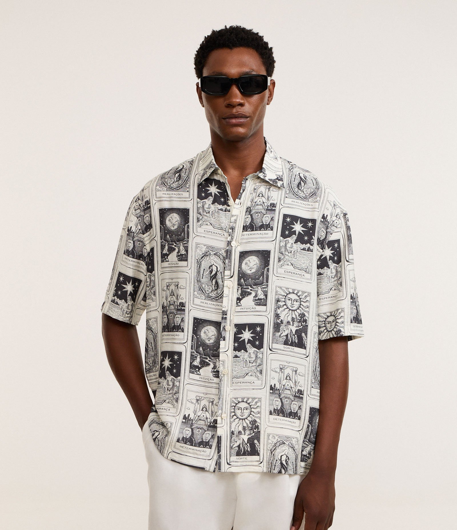 Camisa Relaxed em Viscose com Estampa de Tarot Texturizada Off White 1