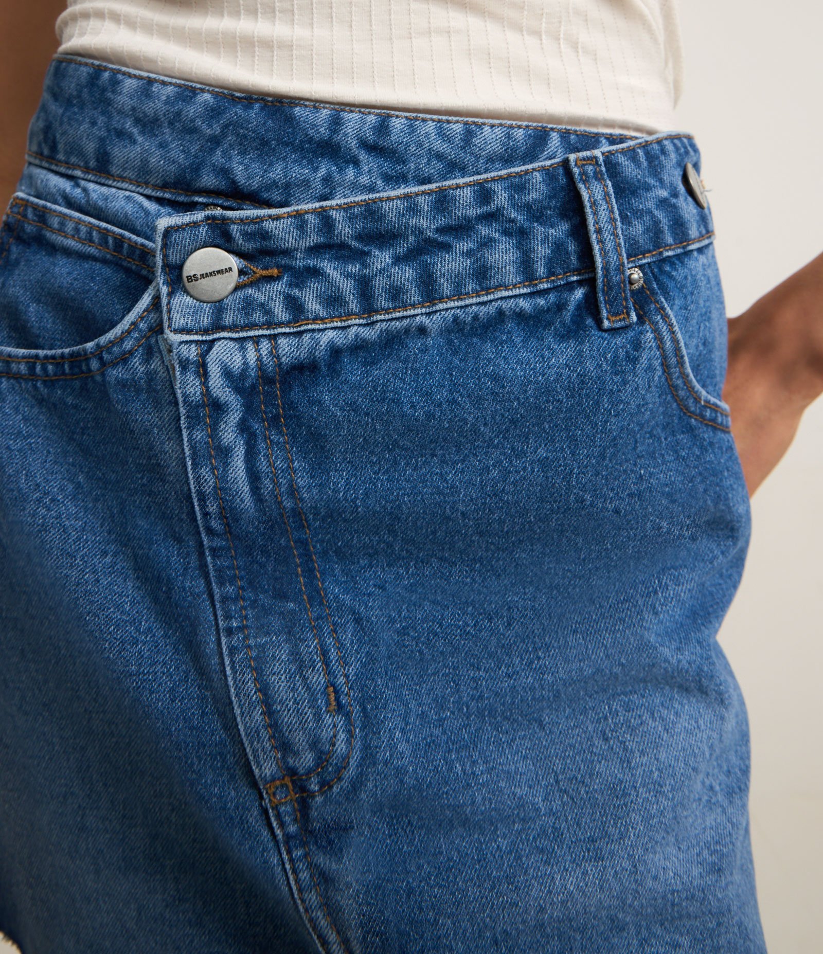 Mini Saia Jeans com Fechamento Deslocado Azul 4