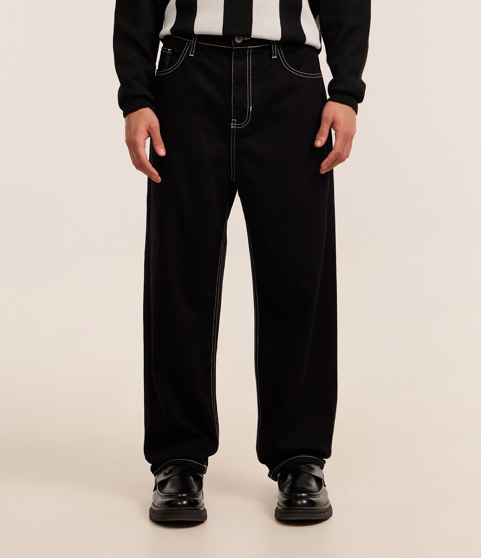 Calça Baggy em Sarja com Bolsos Preto 2