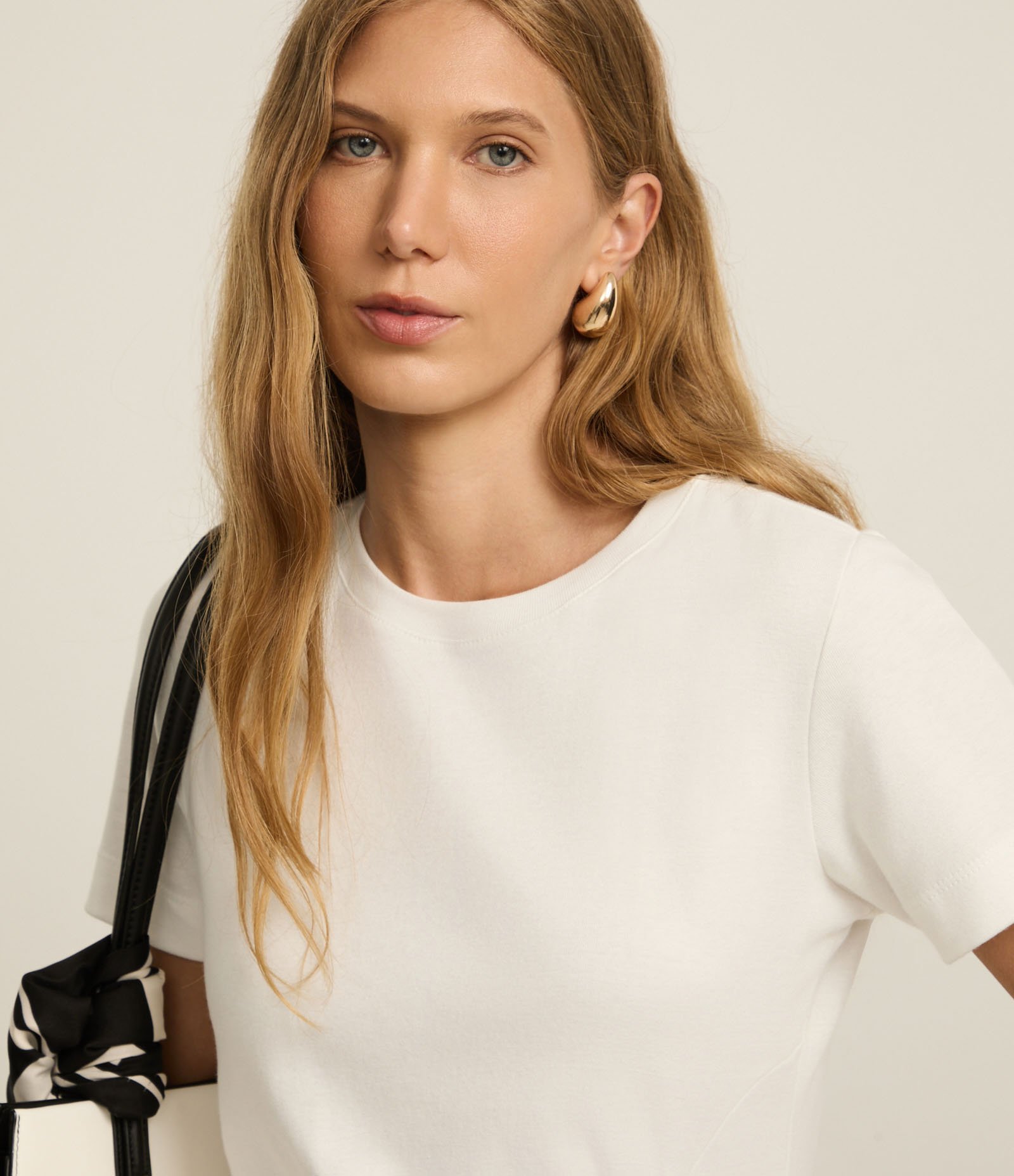 Blusa em Algodão com Fenda e Recorte Franzido na Barra Branco 4