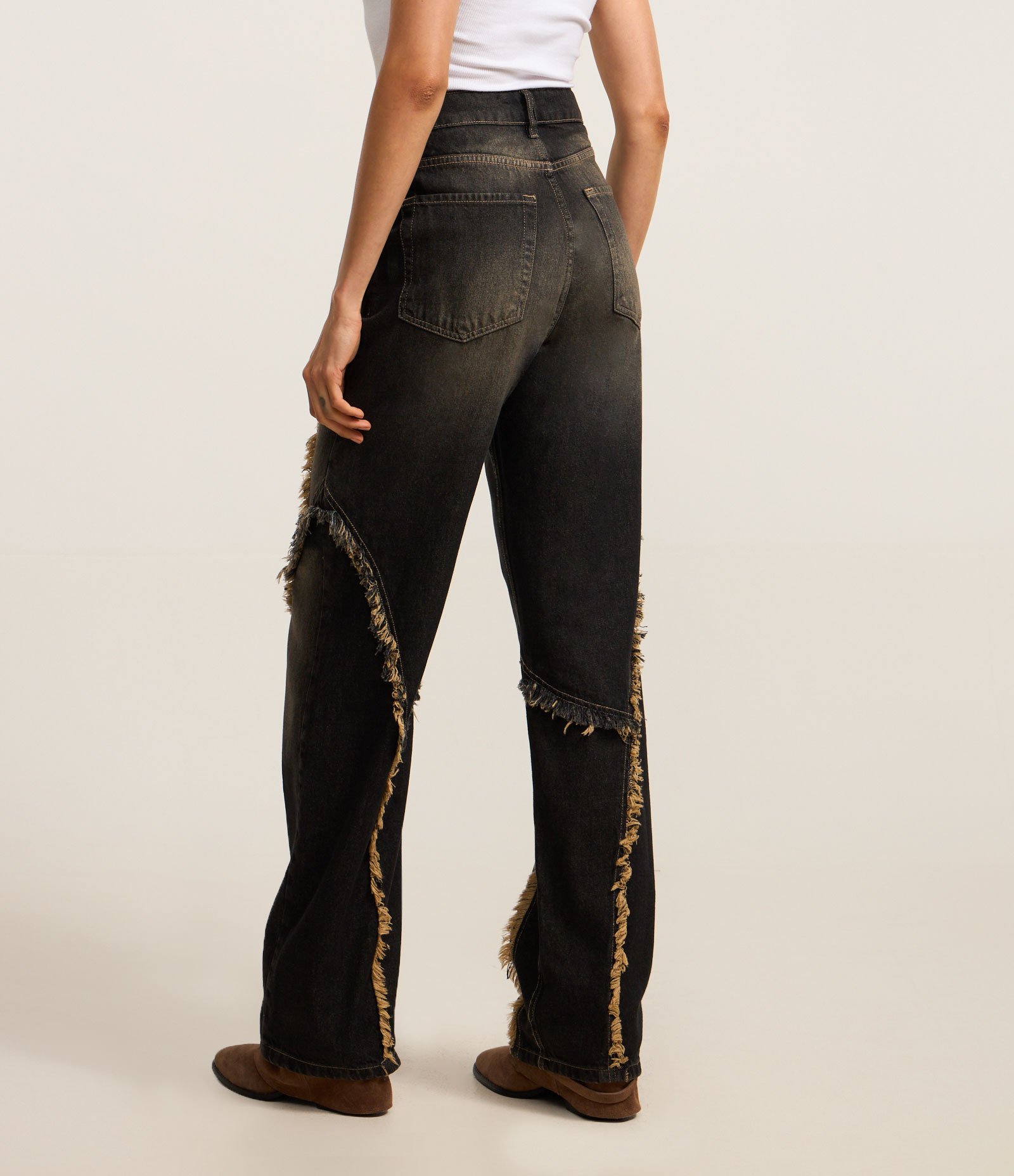 Calça Reta em Jeans Dirty com Recortes Desfiados Preto 3