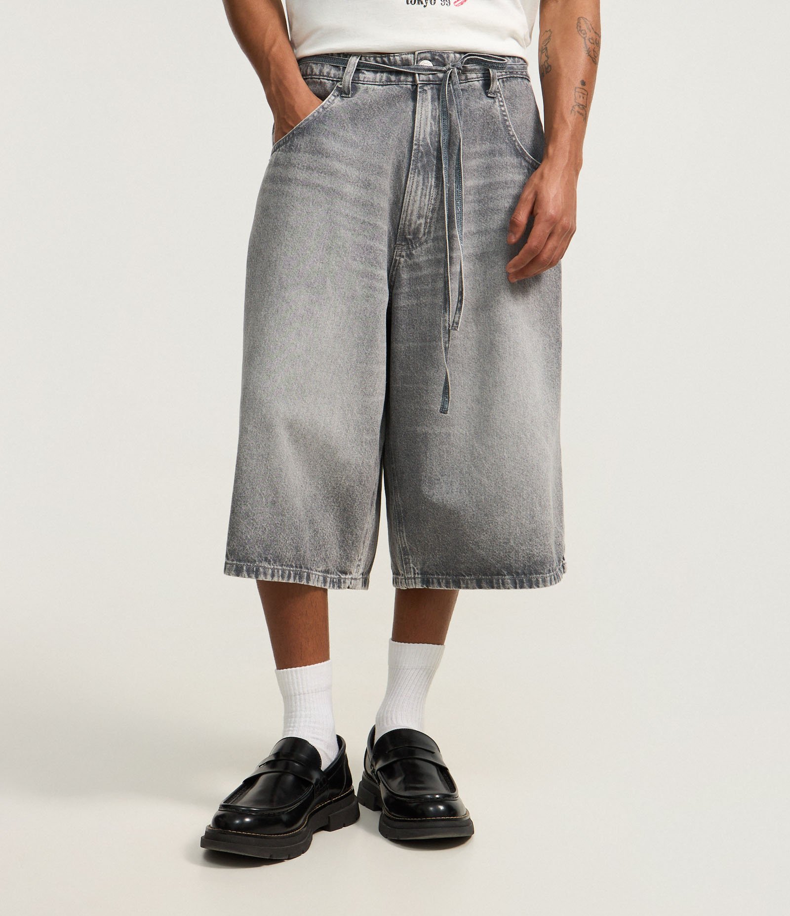 Bermuda Jorts Super Baggy em Jeans com Cinto Amarração Cinza 2