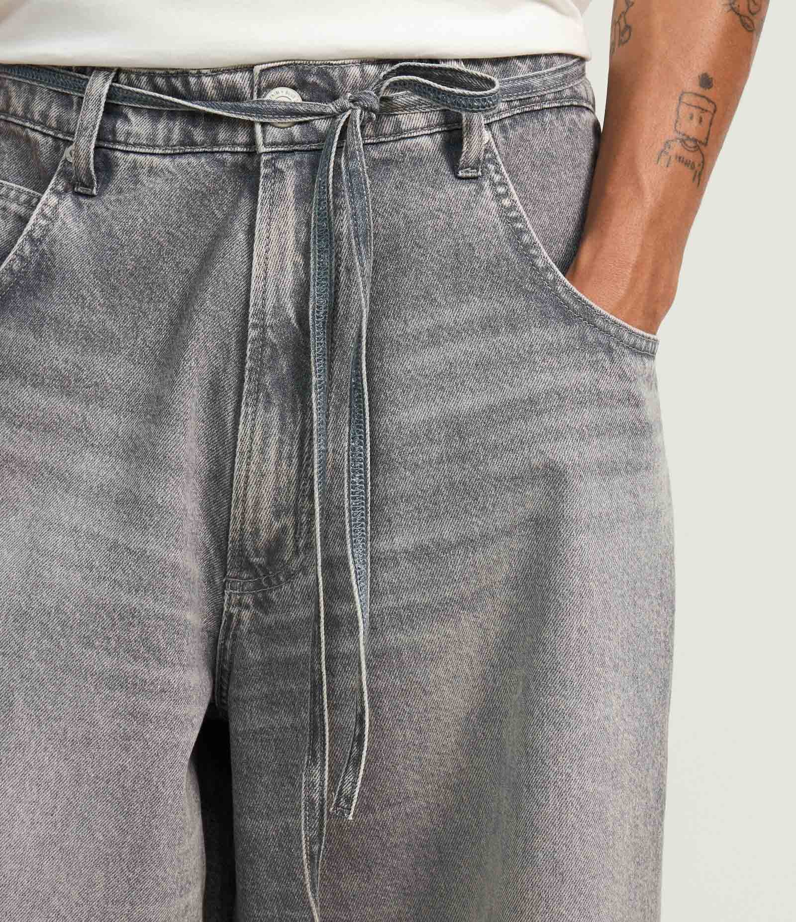 Bermuda Jorts Super Baggy em Jeans com Cinto Amarração Cinza 3