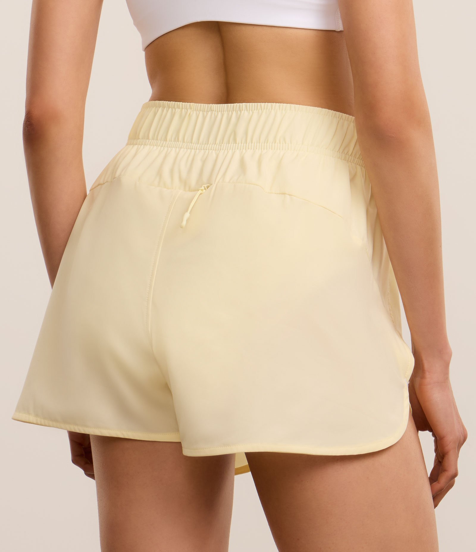 Bermuda Runner Esportiva com Bolsinho Funcional Amarelo Manteiga 4