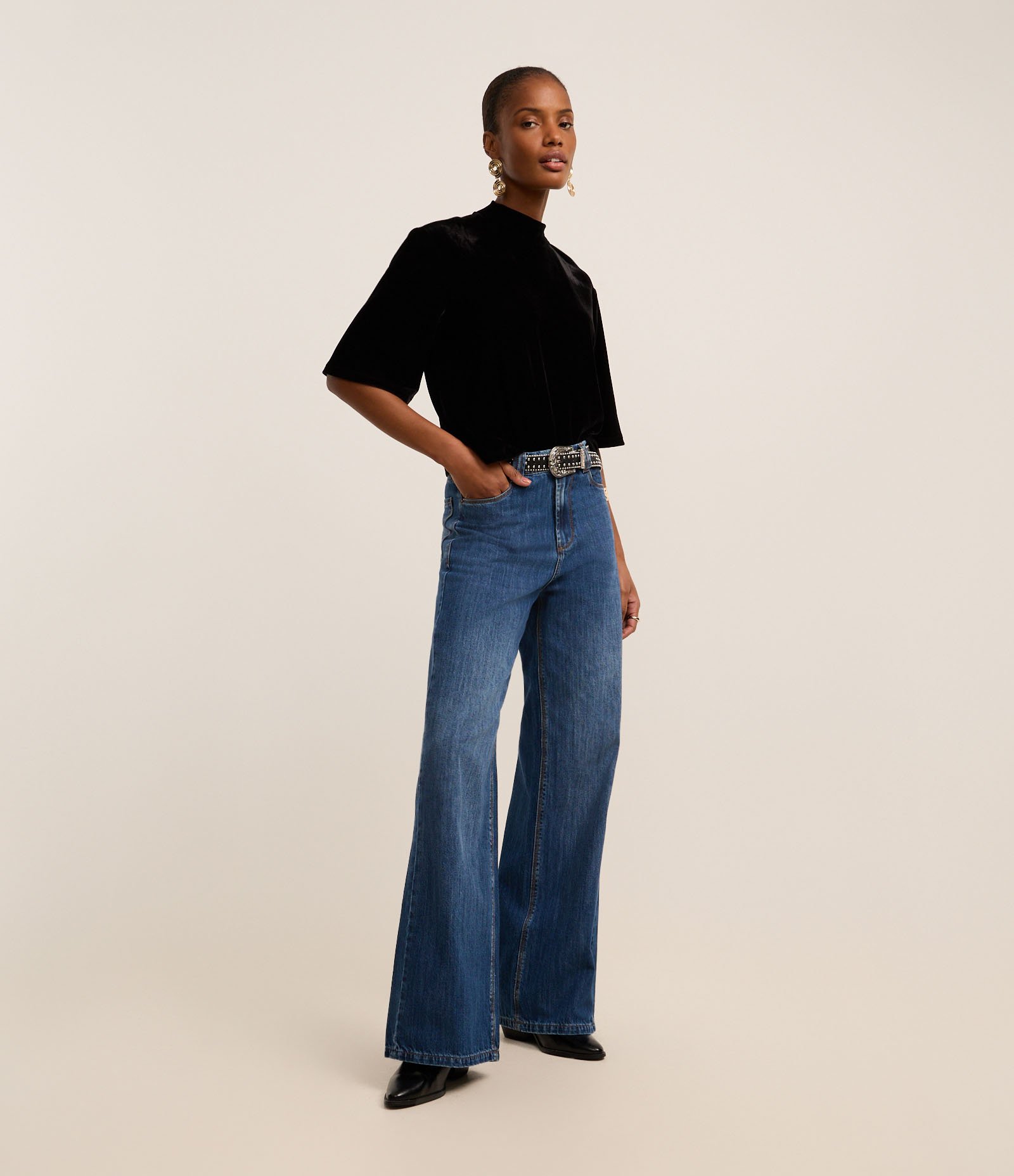 Blusa Boxy em Veludo com Gola Alta Preto 2