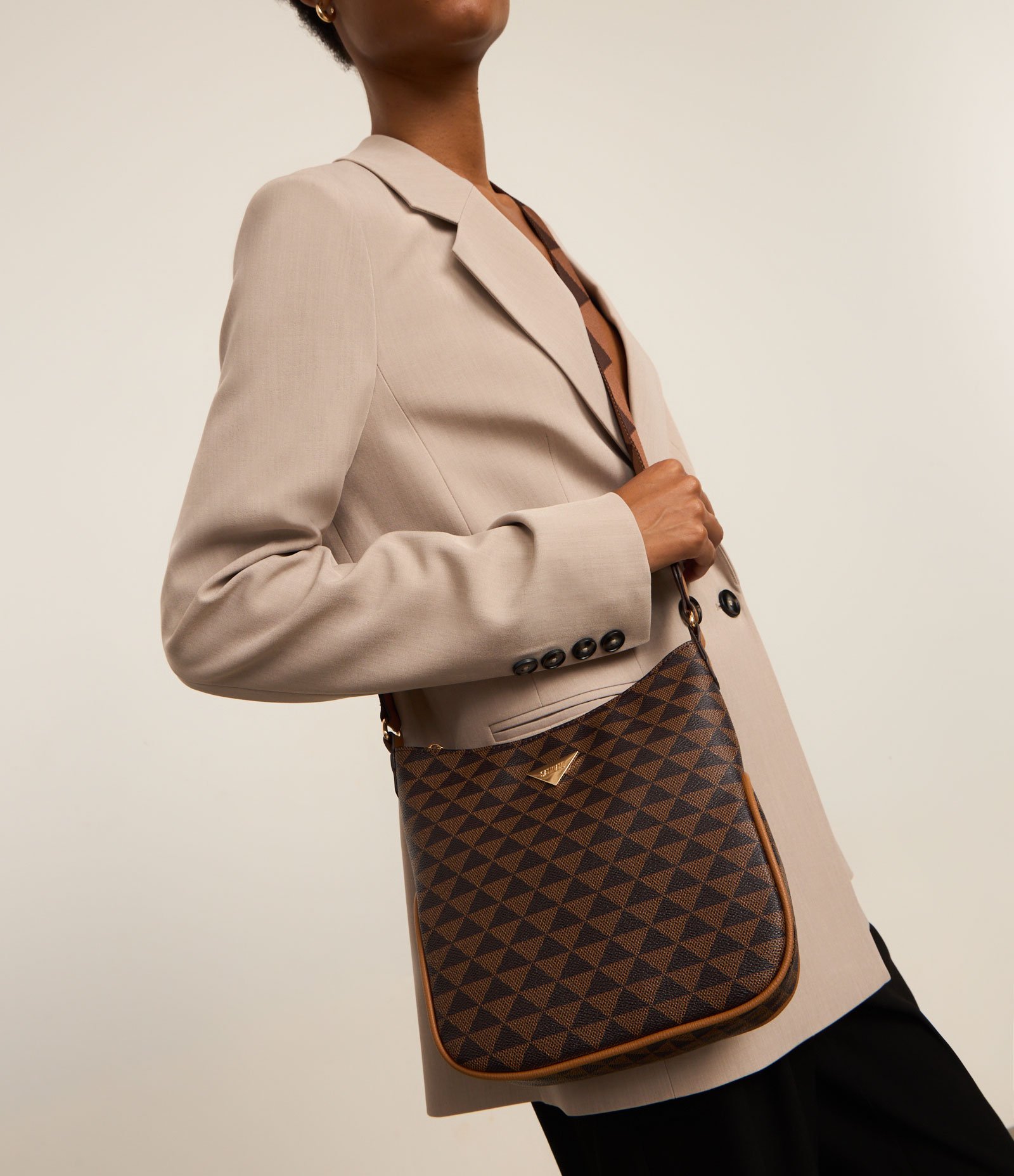 Bolsa Potsman Pequena com Estampa Triangular e Alça Estampada com Gorgorão Marrom 8