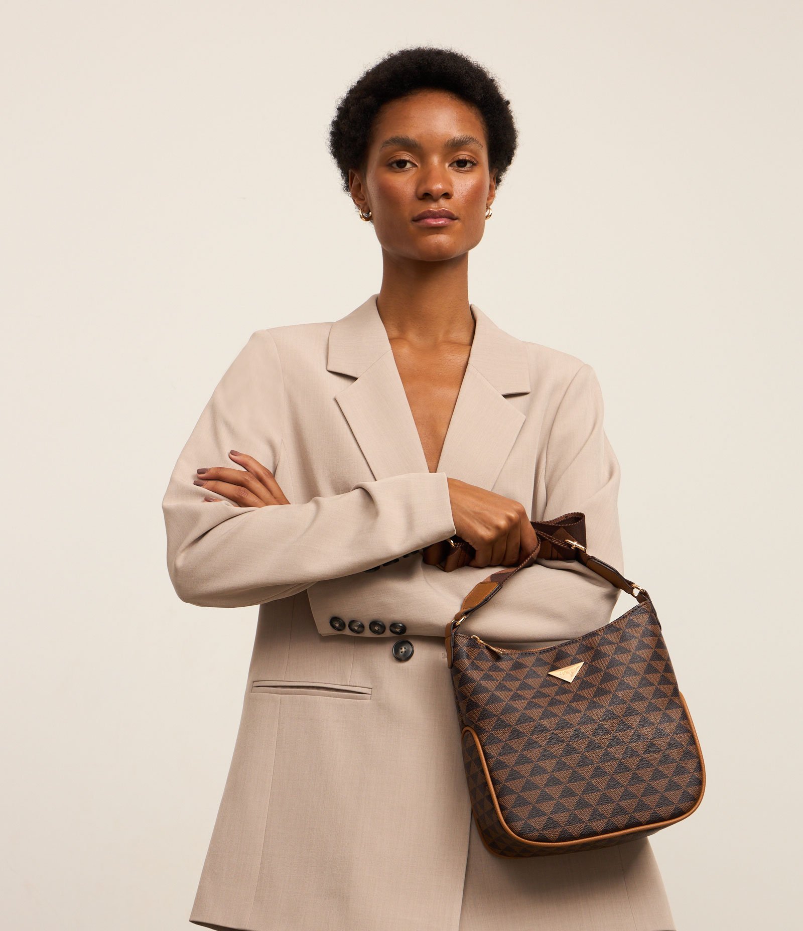 Bolsa Potsman Pequena com Estampa Triangular e Alça Estampada com Gorgorão Marrom 1