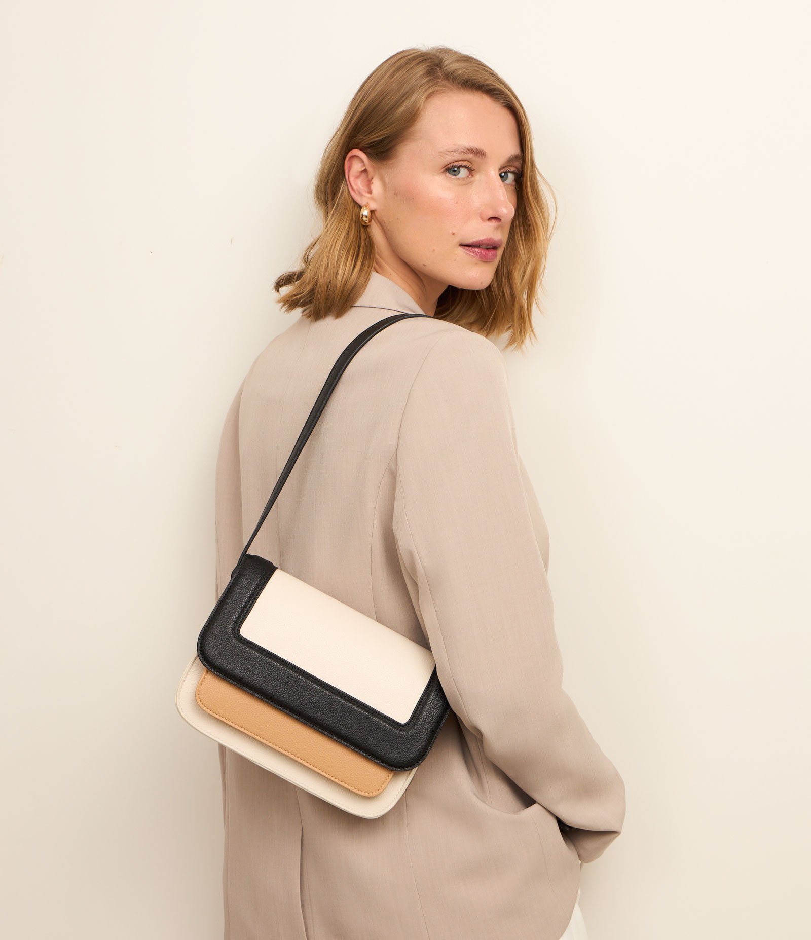 Bolsa Shoulder Média com Tampa e Contraste de Cores Off White/Marrom/Bege 1