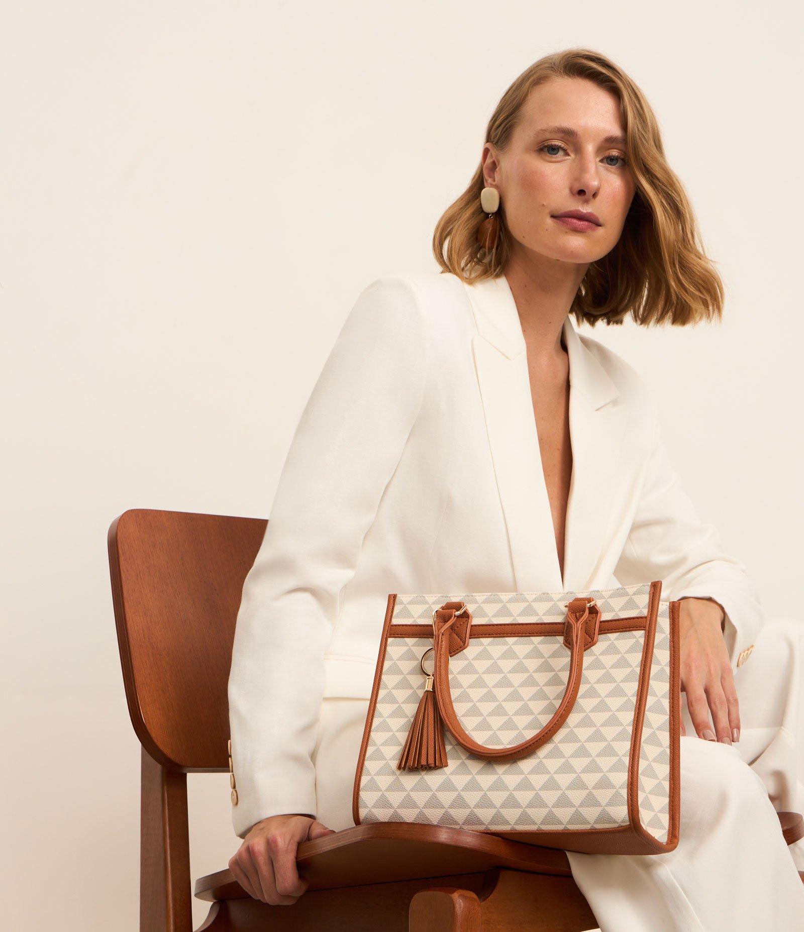 Bolsa Satchel Média com Tássel e Estampa Triangular Off White 1